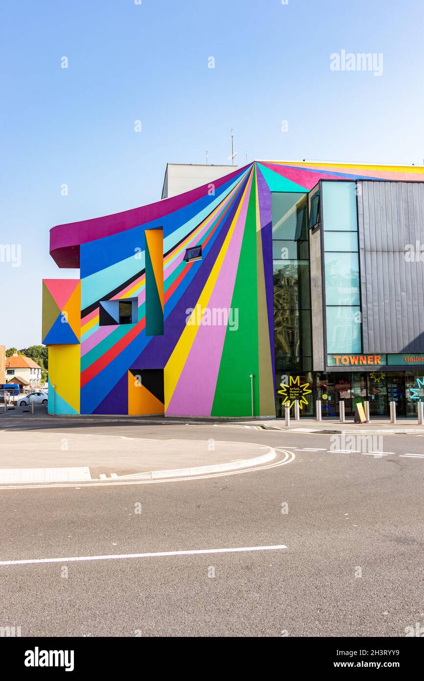 Mehrfarbige Fassade der Galerie und des Kinos Towner in Eastbourne East Sussex des deutschen Künstlers Lothar Gotz Stockfoto