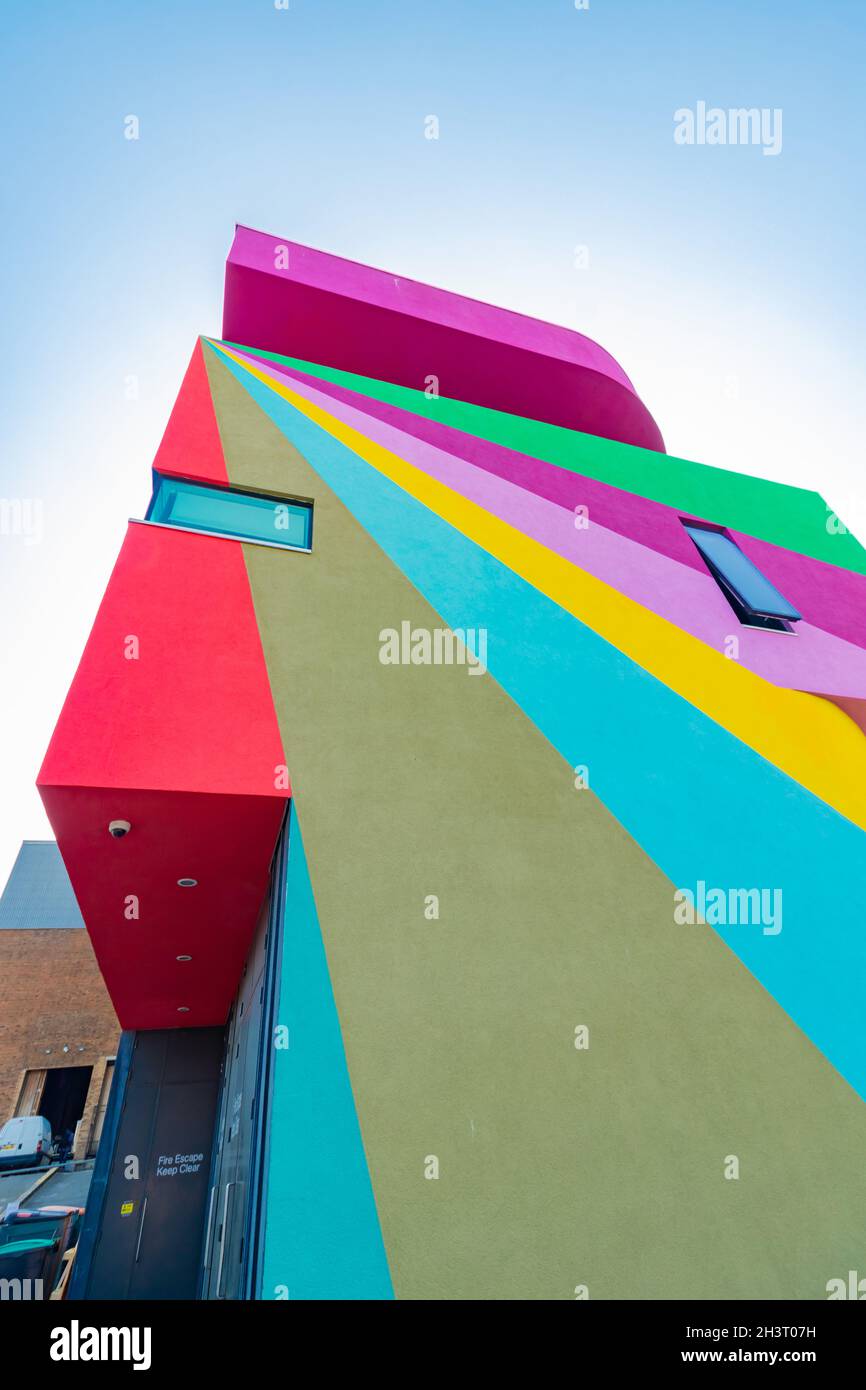 Mehrfarbige Fassade der Galerie und des Kinos Towner in Eastbourne East Sussex des deutschen Künstlers Lothar Gotz Stockfoto