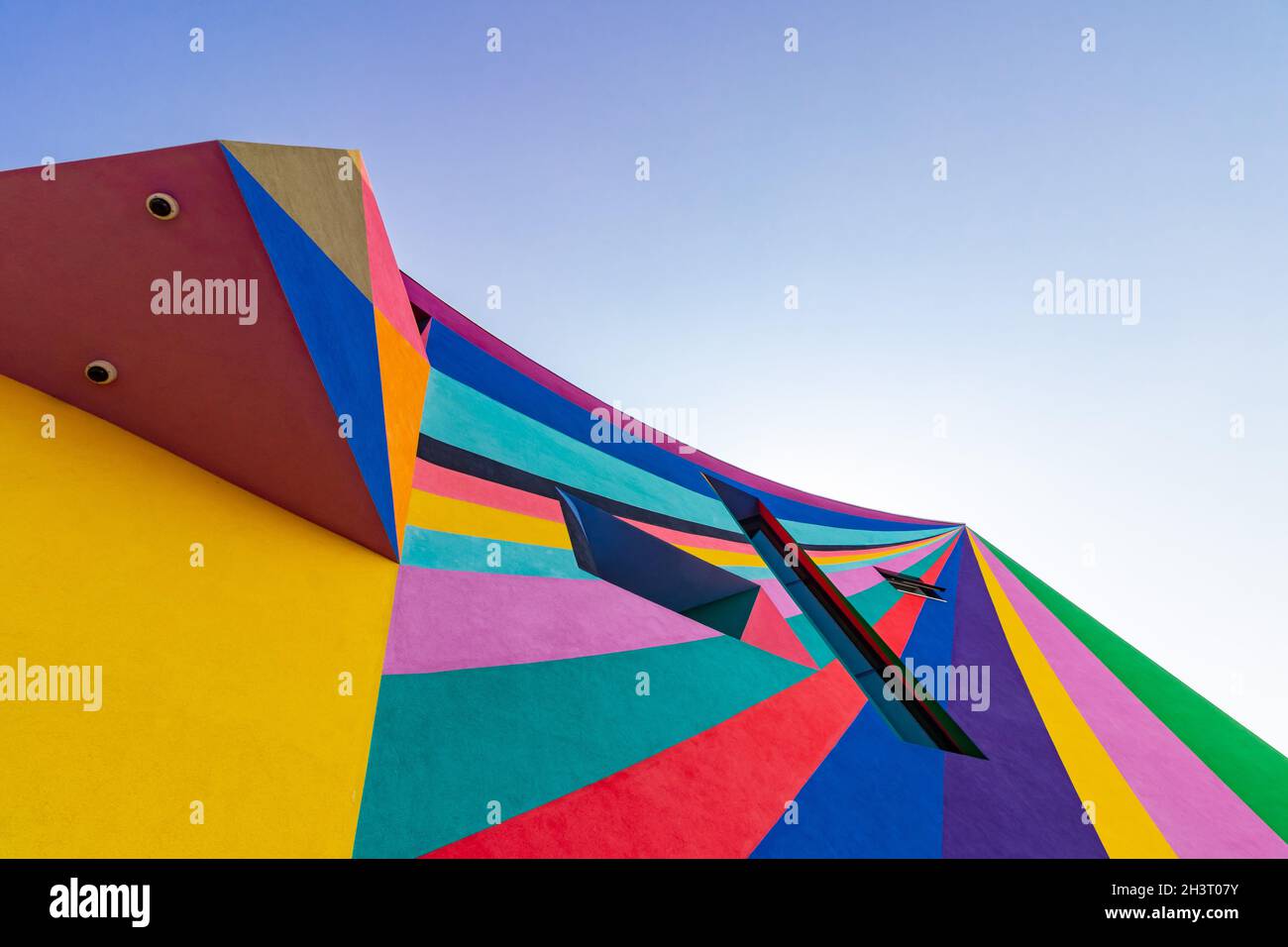 Mehrfarbige Fassade der Galerie und des Kinos Towner in Eastbourne East Sussex des deutschen Künstlers Lothar Gotz Stockfoto