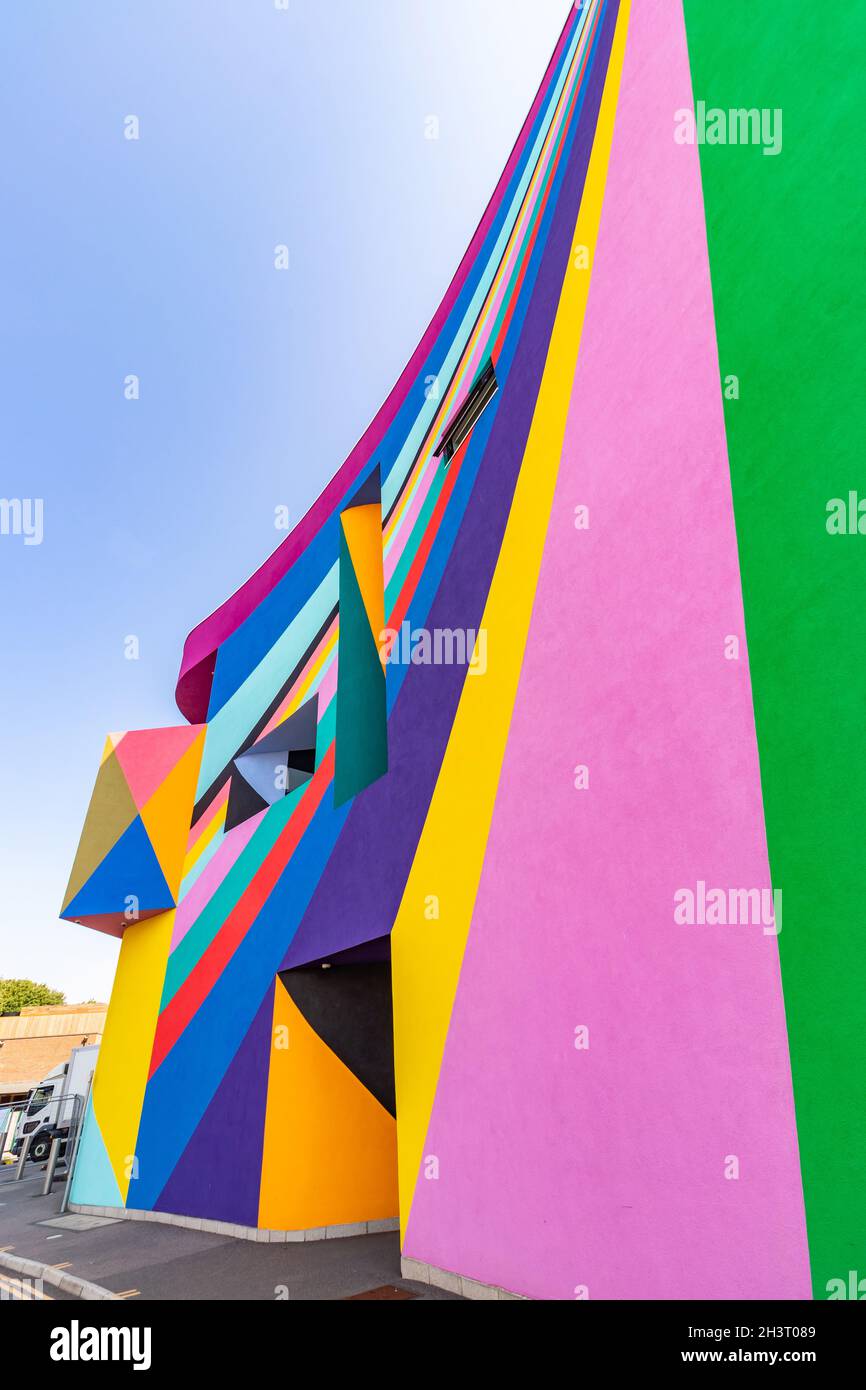 Mehrfarbige Fassade der Galerie und des Kinos Towner in Eastbourne East Sussex des deutschen Künstlers Lothar Gotz Stockfoto