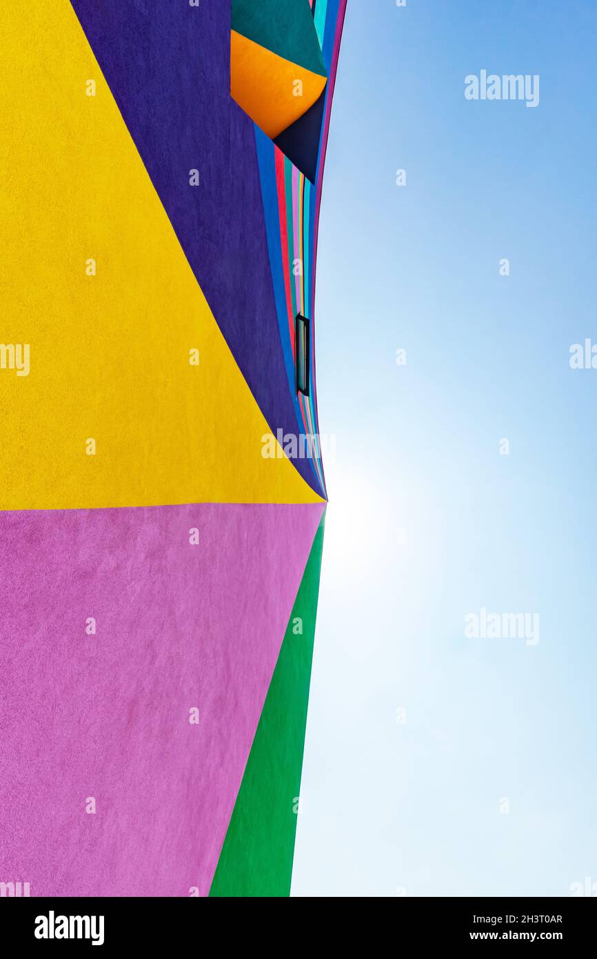 Mehrfarbige Fassade der Galerie und des Kinos Towner in Eastbourne East Sussex des deutschen Künstlers Lothar Gotz Stockfoto