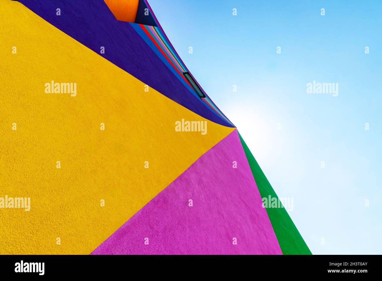 Mehrfarbige Fassade der Galerie und des Kinos Towner in Eastbourne East Sussex des deutschen Künstlers Lothar Gotz Stockfoto