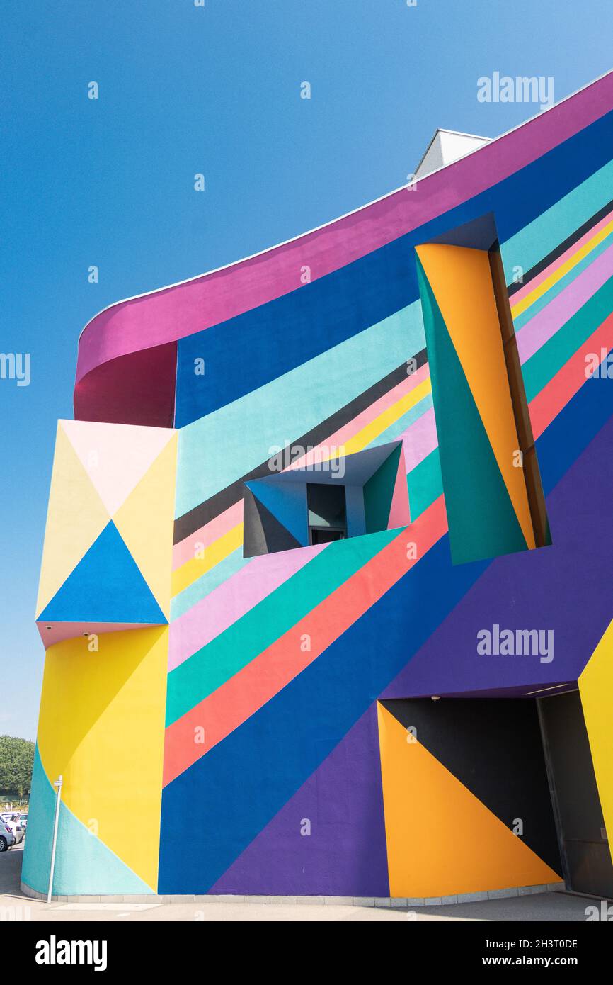 Mehrfarbige Fassade der Galerie und des Kinos Towner in Eastbourne East Sussex des deutschen Künstlers Lothar Gotz Stockfoto