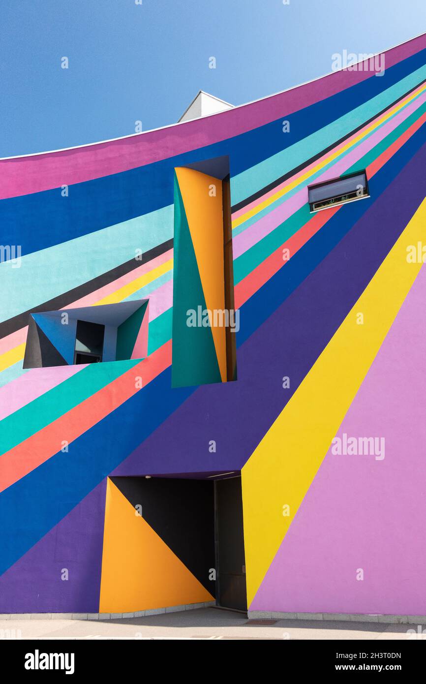 Mehrfarbige Fassade der Galerie und des Kinos Towner in Eastbourne East Sussex des deutschen Künstlers Lothar Gotz Stockfoto