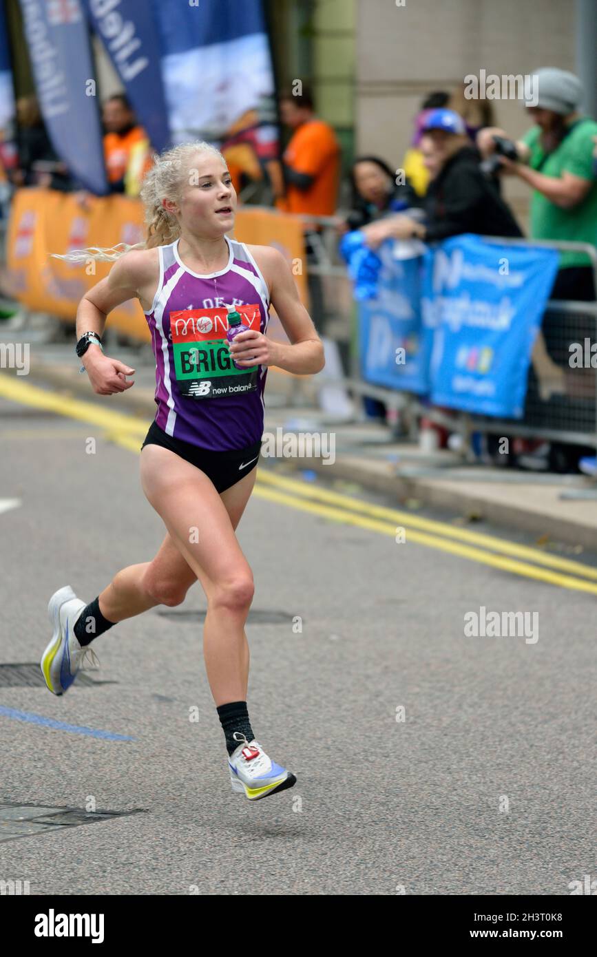 Briggs Elite-Frauenkonkurrentin, London Marathon 2021, Canary Wharf Estate, East London, Großbritannien Stockfoto