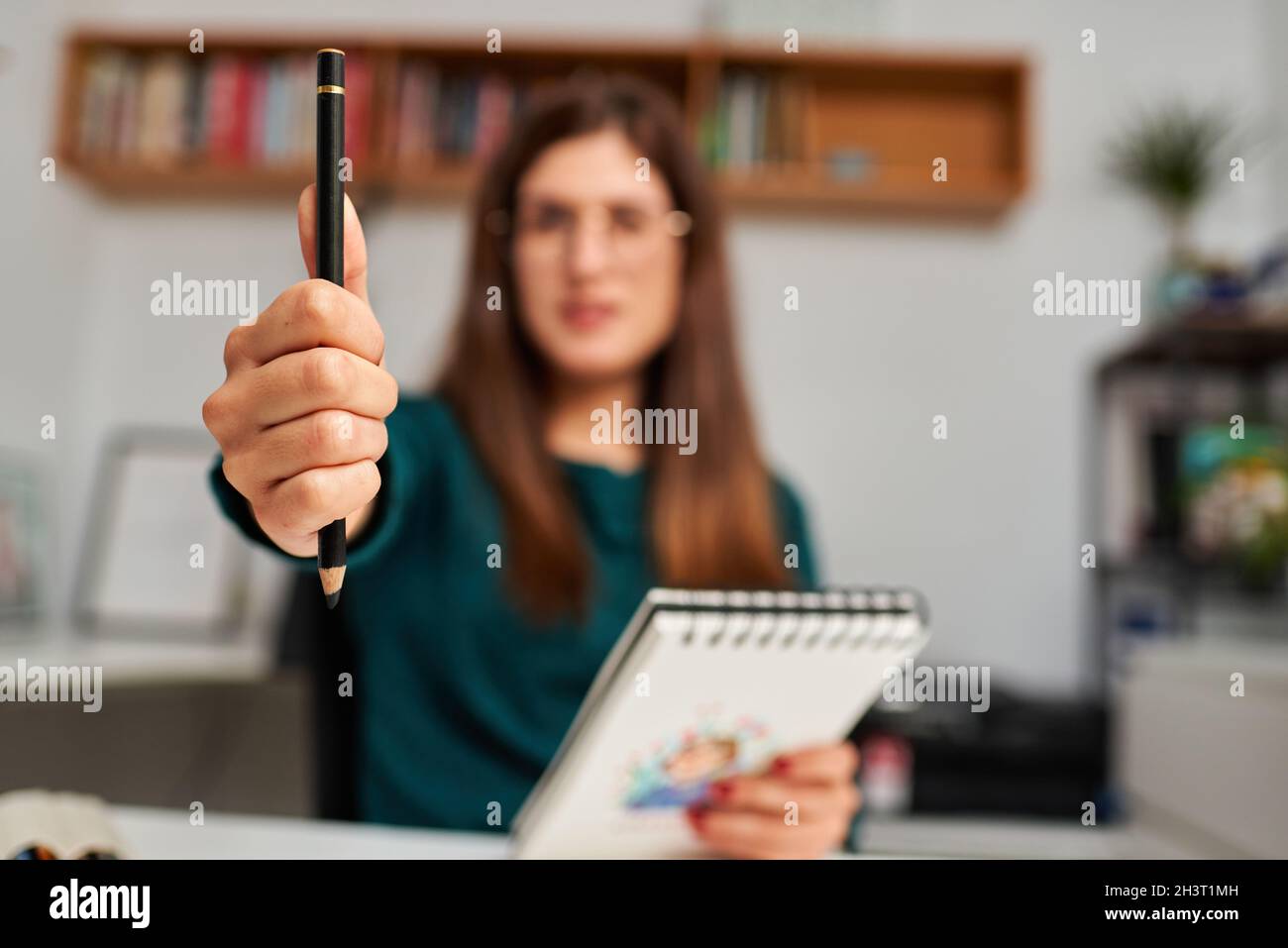 illustrator misst mit der Hand und dem Bleistift Stockfoto