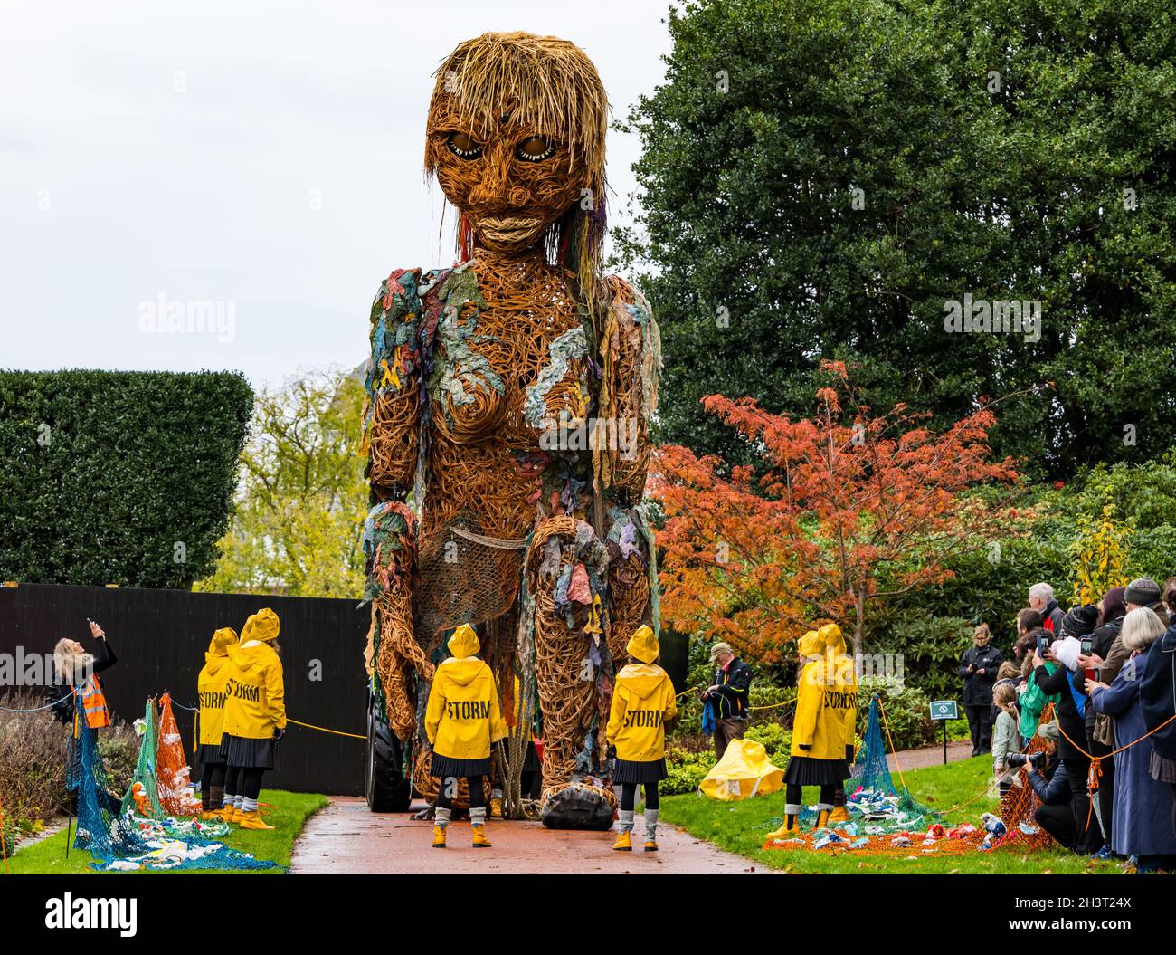 Edinburgh, Schottland, Großbritannien, 30. Oktober 2021. Riesenpuppe Sturm in der Botanik: Die 10 m hohe Marionette der Meeresgöttin von Vision Mechanics trifft an einem nassen bewölkten Tag die Besucher im Royal Botanic Garden Stockfoto