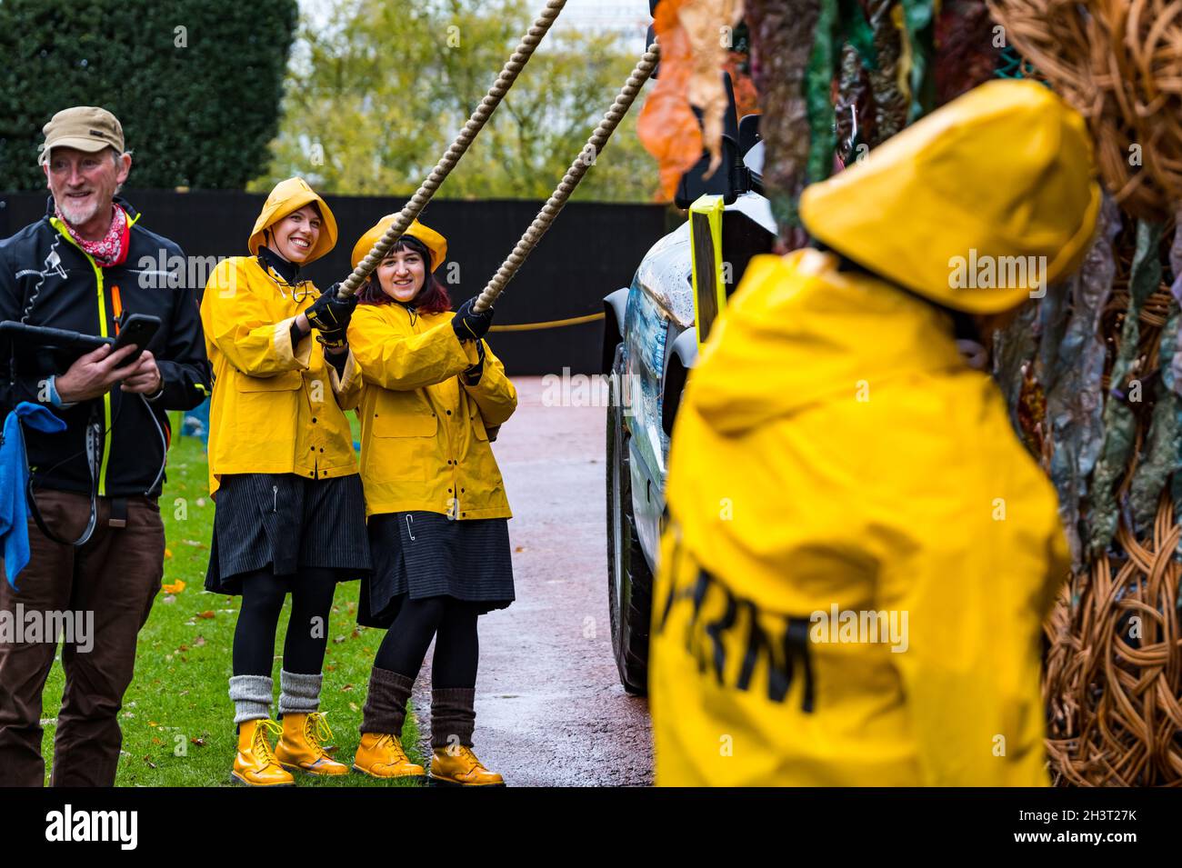 Edinburgh, Schottland, Großbritannien, 30. Oktober 2021. Riesenpuppe Sturm in der Botanik: Die 10 m hohe Marionette der Meeresgöttin von Vision Mechanics trifft an einem nassen bewölkten Tag die Besucher im Royal Botanic Garden Stockfoto