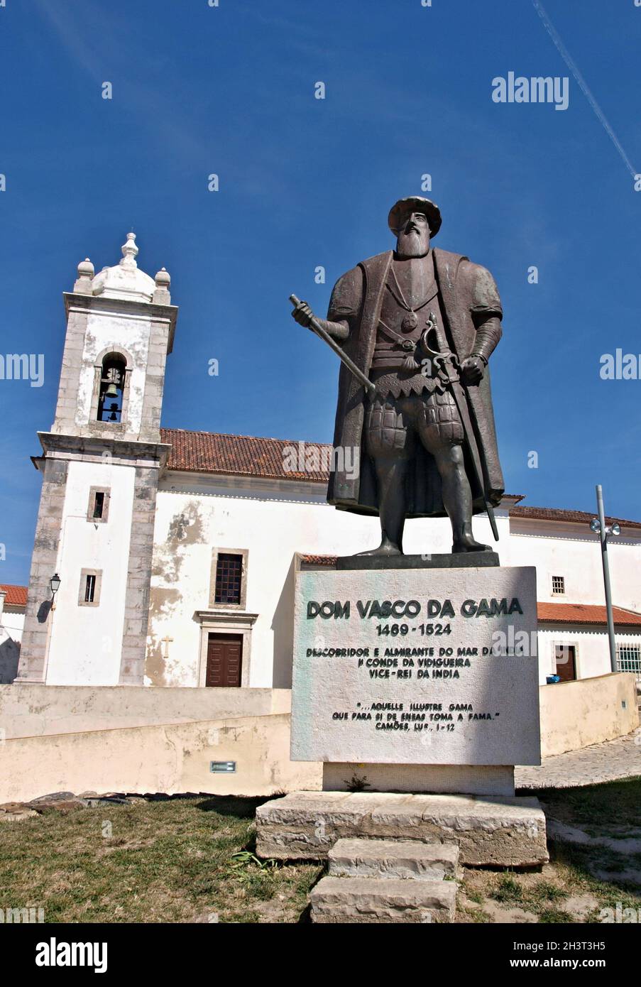 Vasco da Gama Statue und Sines Kirche, Alentejo - Portugal Stockfoto