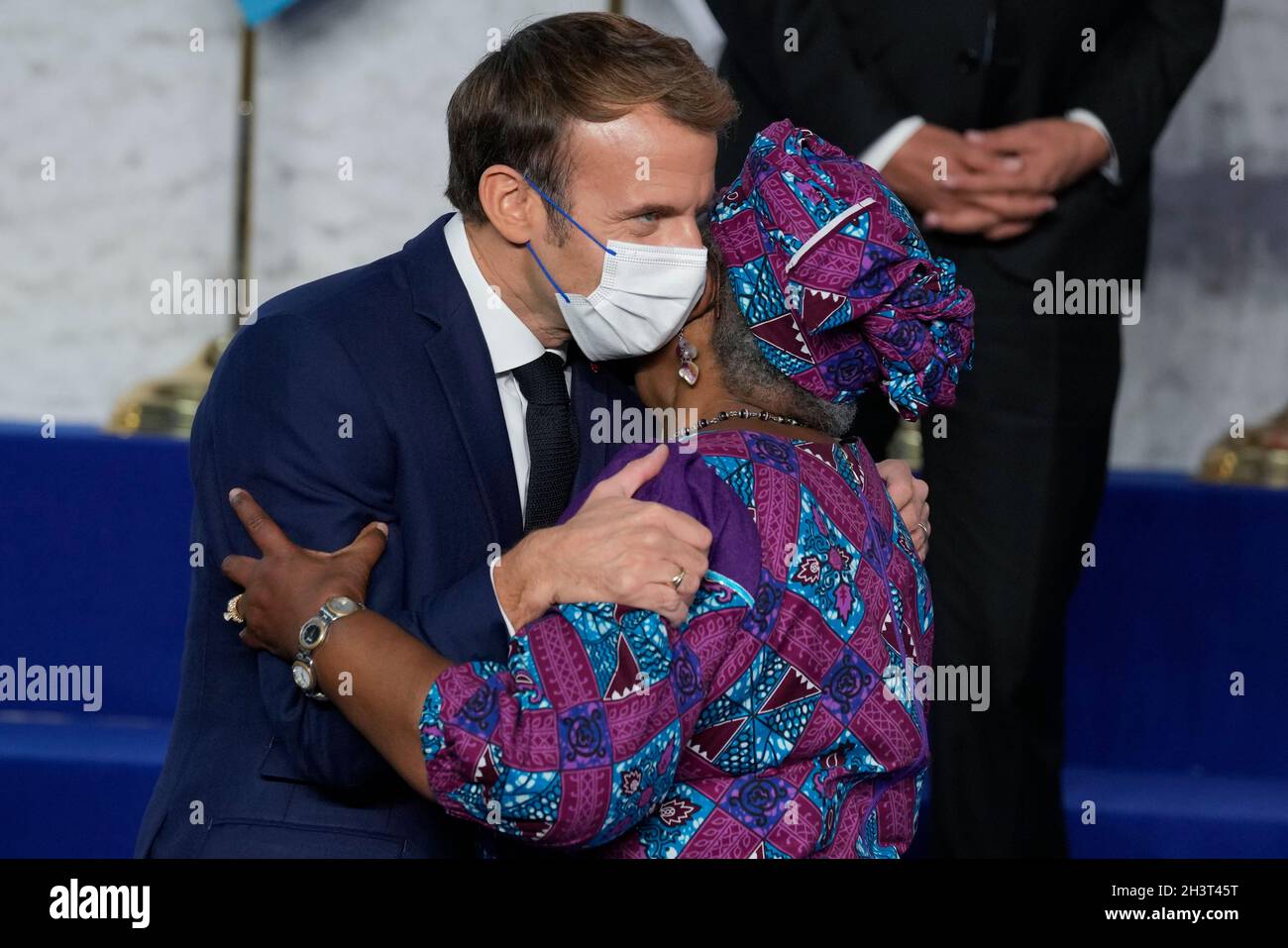 Der französische Präsident Emmanuel Macron umarmt den Präsidenten der Welthandelsorganisation Ngozi Okonjo-Iweala im Konferenzzentrum von La Nuvola während des G20-Gipfels in Rom, Italien. Bilddatum: Samstag, 30. Oktober 2021. Stockfoto