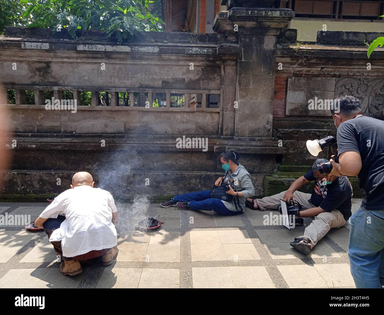 Photo Editorial, TMII, Taman Mini Indonesia Indah, East Jakarta, Indonesien, 26. September 2021, Fotograf macht ein Foto Mann brennt oder bereitet Char vor Stockfoto