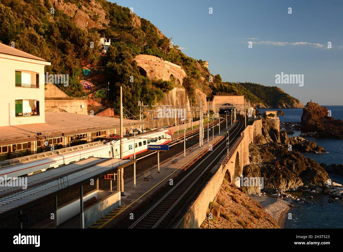 Zum Bahnhof. Framura. Provinz La Spezia. Ligurien. Italien Stockfoto