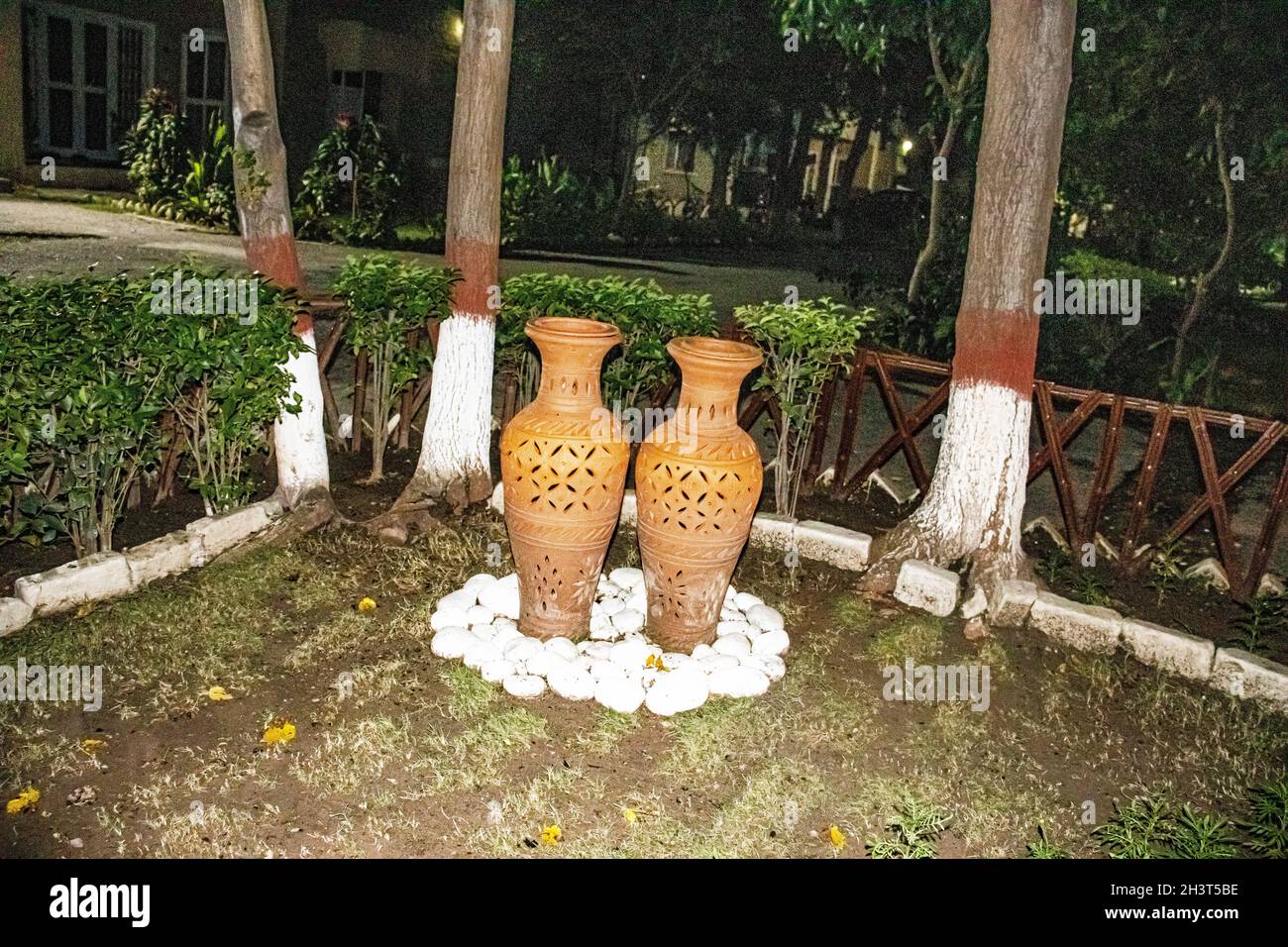 Paar Schlammvasen in Gartendekoration Bäume IN GARTENLEUCHTEN IN VASEN LICHTER IN GARTENSTEINEN SCHMÜCKEN Stockfoto