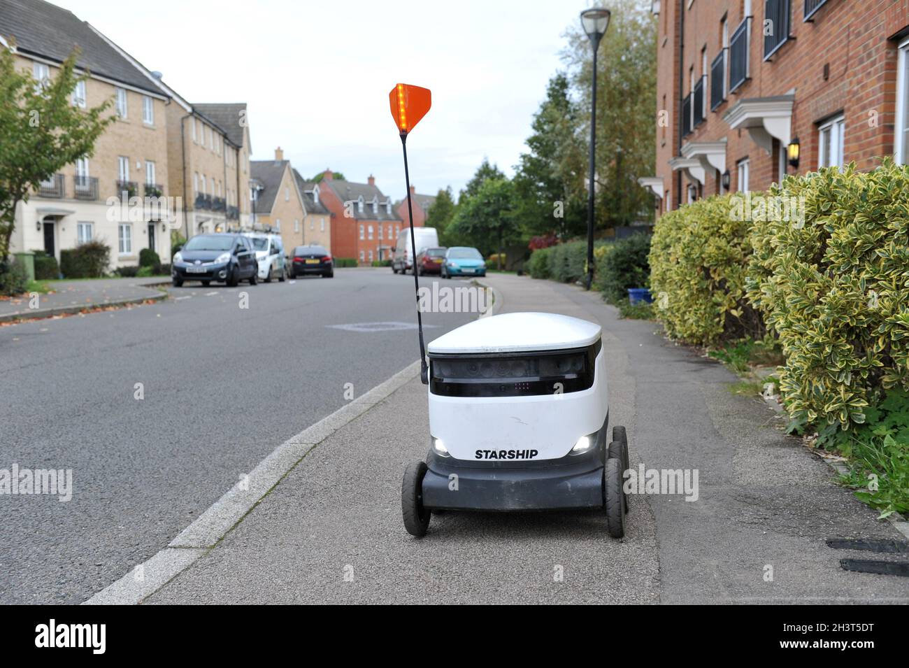 Ein Raumschiff-Roboter in der Gegend von Oxley Park in Milton Keynes, Großbritanniens erster autonomer Zustelldienst, der kontaktlose Zustelllösungen bietet, läuft b Stockfoto