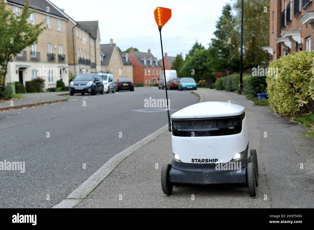 Ein Raumschiff-Roboter in der Gegend von Oxley Park in Milton Keynes, Großbritanniens erster autonomer Zustelldienst, der kontaktlose Zustelllösungen bietet, läuft b Stockfoto