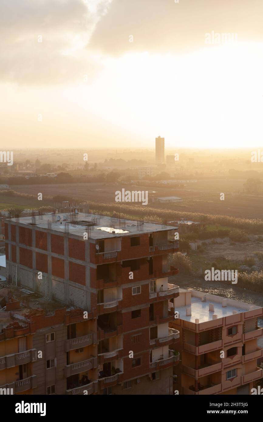 Luftaufnahme von Alexandria, Ägypten. Wohnhäuser bei Sonnenaufgang Stockfoto