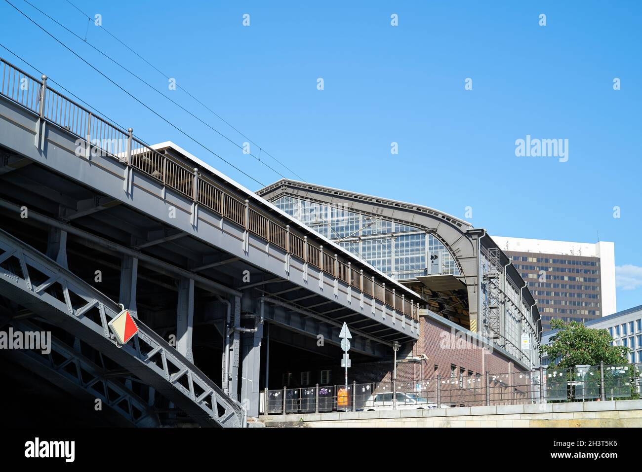 Der historische Bahnhof Friedrichstraße in Berlin nannte sich auch Schloss der Tränen Stockfoto