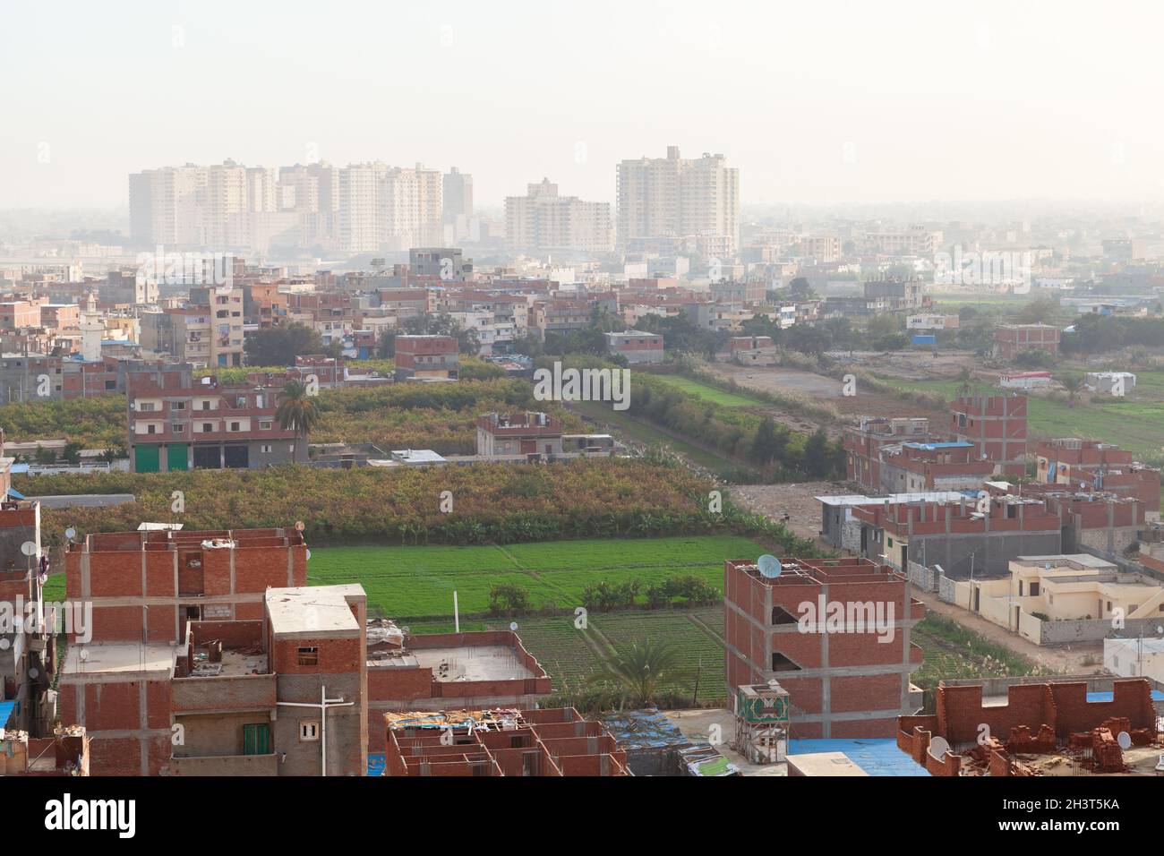 Alexandria, Ägypten. Luftaufnahme mit Wohnhäusern an einem bewölkten Tag Stockfoto