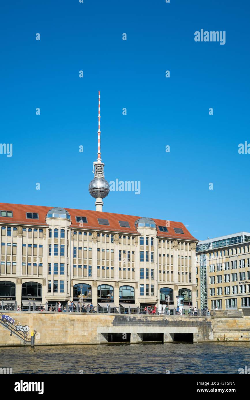 Stadtansicht von Berlin mit Fernsehturm im Hintergrund von der Spree aus gesehen Stockfoto