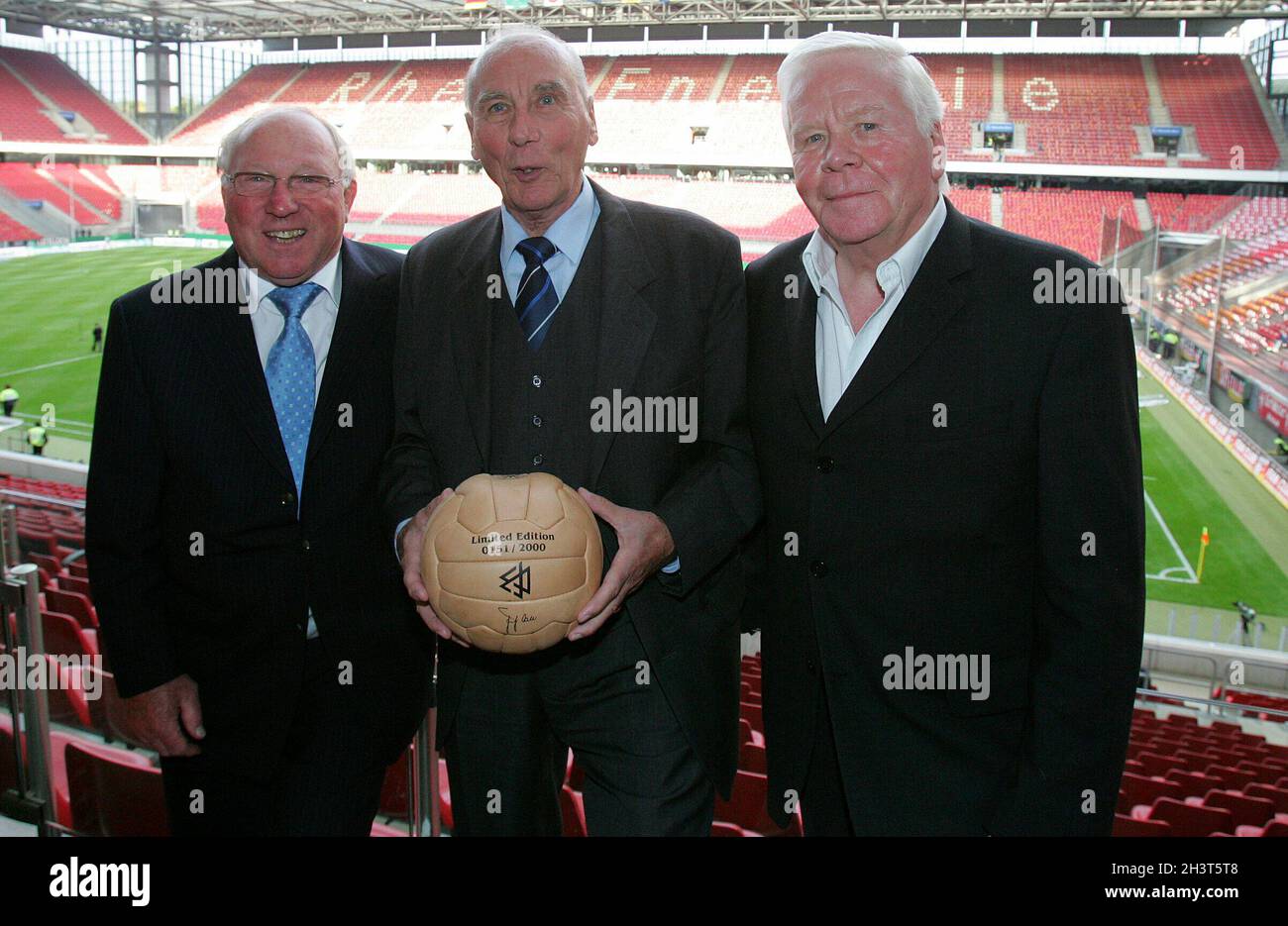 Uwe Seeler feiert am 5. November 2021 seinen 85. Geburtstag firo Fuvuball: 12. September 2007 Nationalmannschaft die drei Fußballlegenden Uwe Seeler, Horst Eckel und Helmut Haller sind die drei Vertreter der Sepp Herberger Stiftung. firosportphoto.de Pfefferackerstr. 2a 45894 Gelsenkirchen www.firosportphoto.de mail@firosportphoto.de (Volksbank Bochum-Witten) BLZ .: 430 601 29 Kt. Nr .: 341 117 100 Tel.: 0209 - 9304402 Fax: 0209 - 9304443 Stockfoto