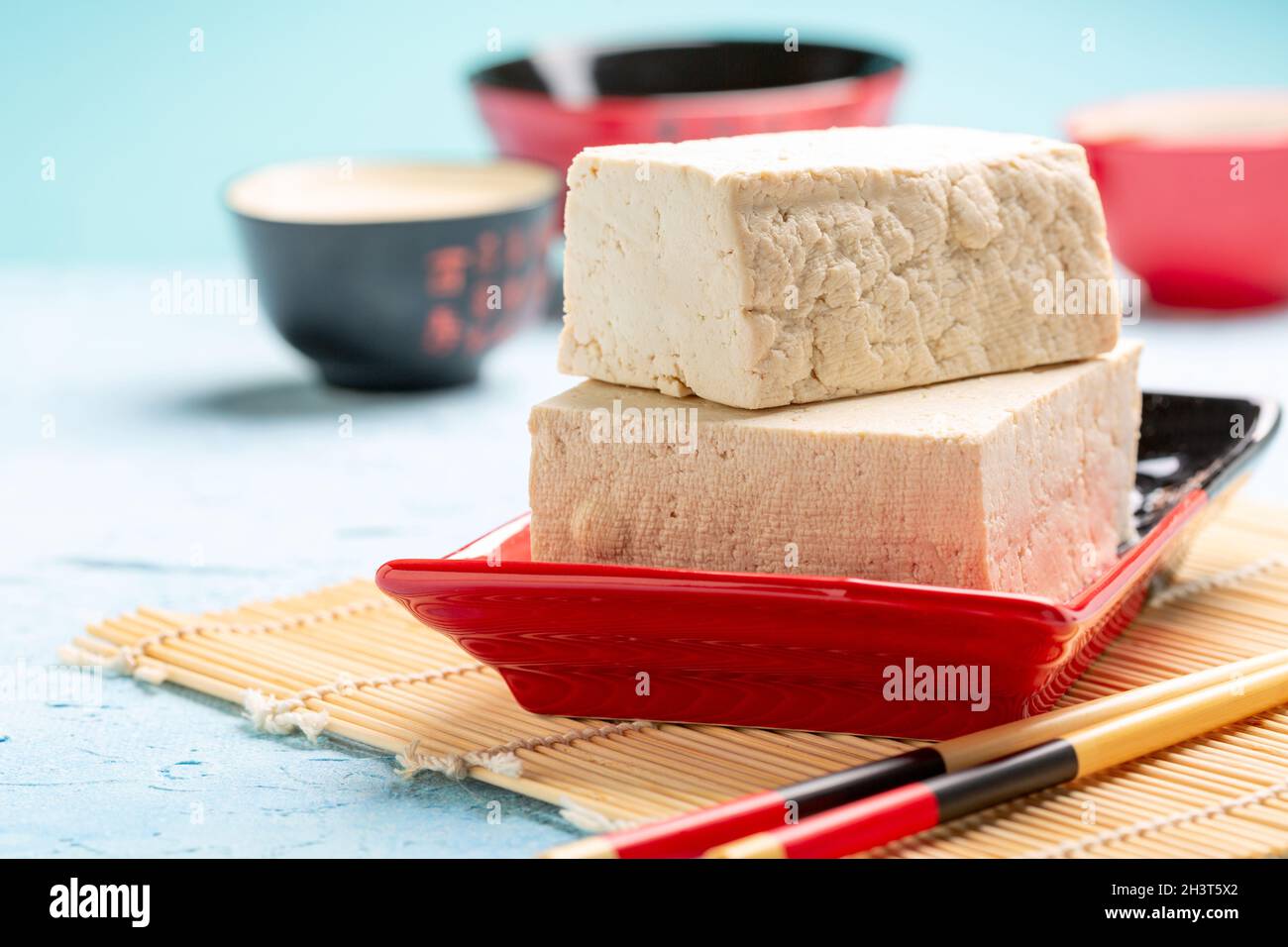 Blöcke von frischem Sojaquark (Tofu). Stockfoto