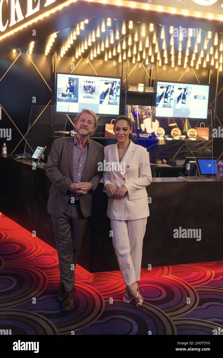 Frankfurt Am Main, Deutschland. Okt. 2021. Nilam Farooq und Söncke Wortman bei der Premiere von Contra am 29. Oktober 2021 in Frankfurt am Main, vor der Kasse der Astor Film Lounge. (Foto: Alexander Pohl/Sipa USA) Quelle: SIPA USA/Alamy Live News Stockfoto