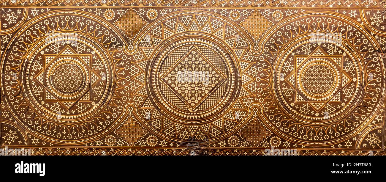 Antike Holzdekorationen auf italienischen Möbeln aus dem 15. Jahrhundert. Vintage und Gothic Hintergrund. Stockfoto