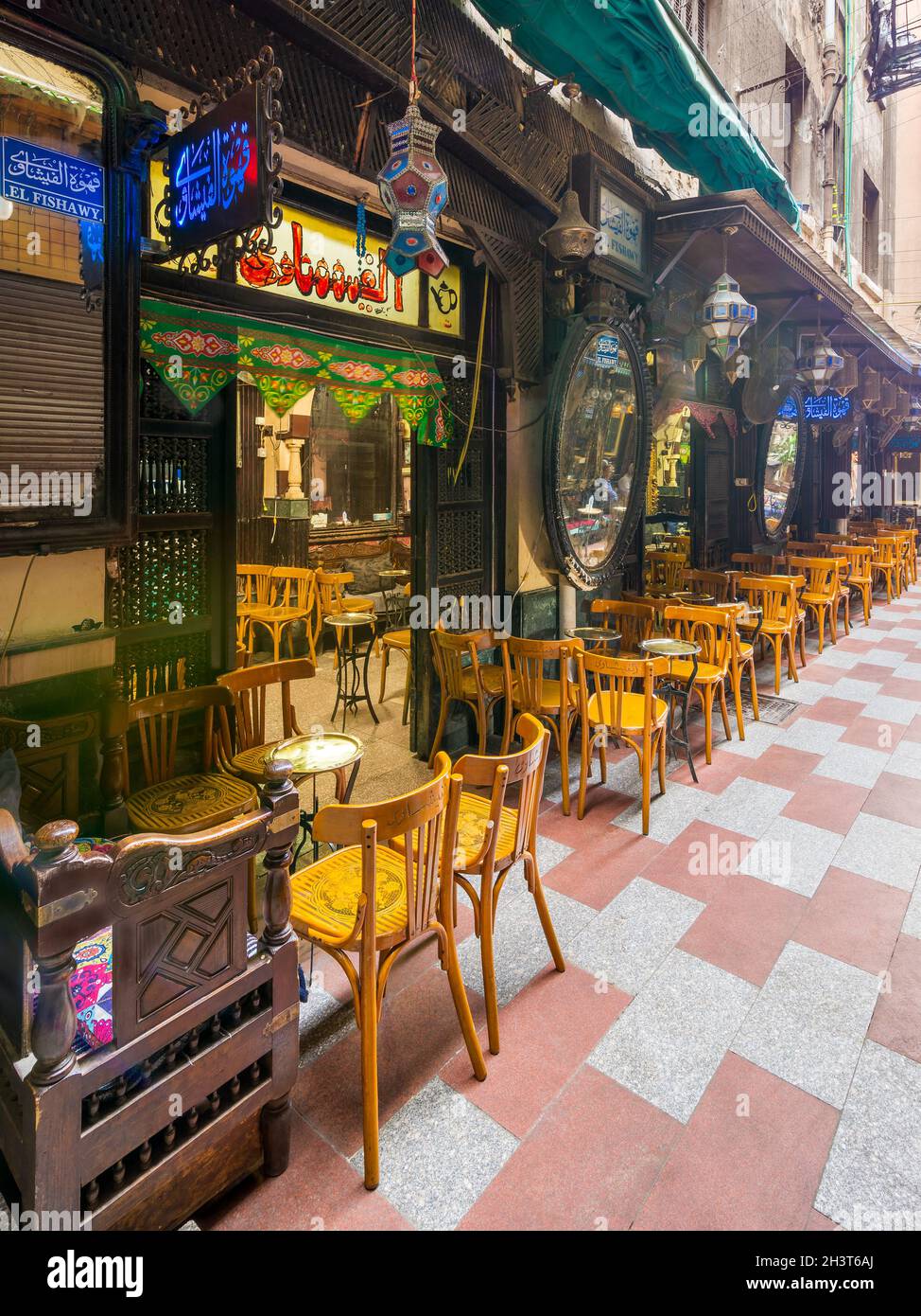 Kairo, Ägypten - September 25 2021: Altes berühmtes Kaffeehaus, El Fishawi, gelegen im historischen Mamluk Ära Khan al-Khalili berühmten Basar und Souk Stockfoto