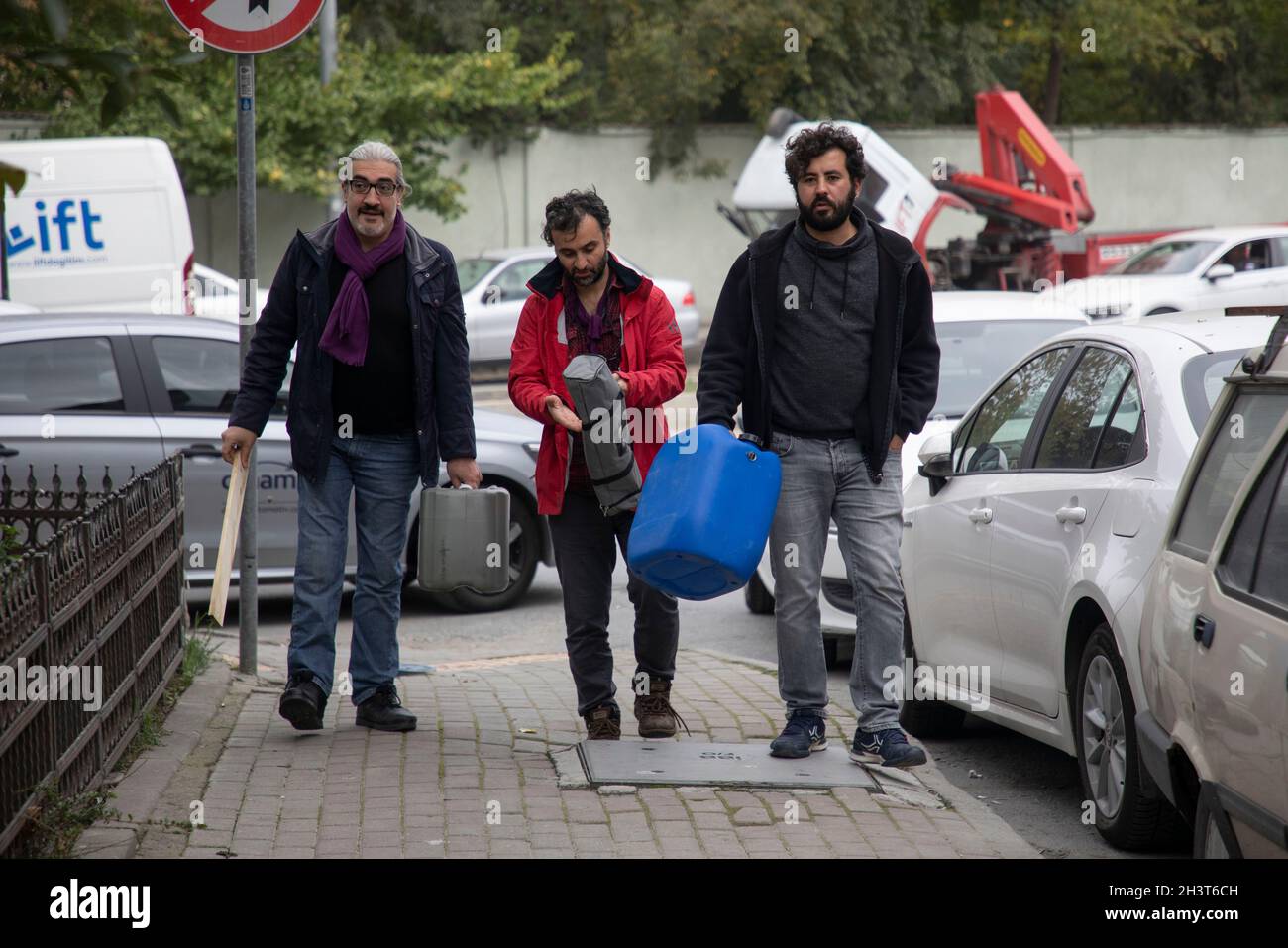 Istanbul, Türkei. Oktober 2021. Bandmitglieder von Fungistanbul sammeln Abfall, um Musikinstrumente in Istanbul, Türkei, zu machen, 27. Oktober 2021. ZUM FEATURE: Musikinstrumente aus Schrott zeigen Vorteile des Upcycling Kredit: Osman Orsal/Xinhua/Alamy Live News Stockfoto