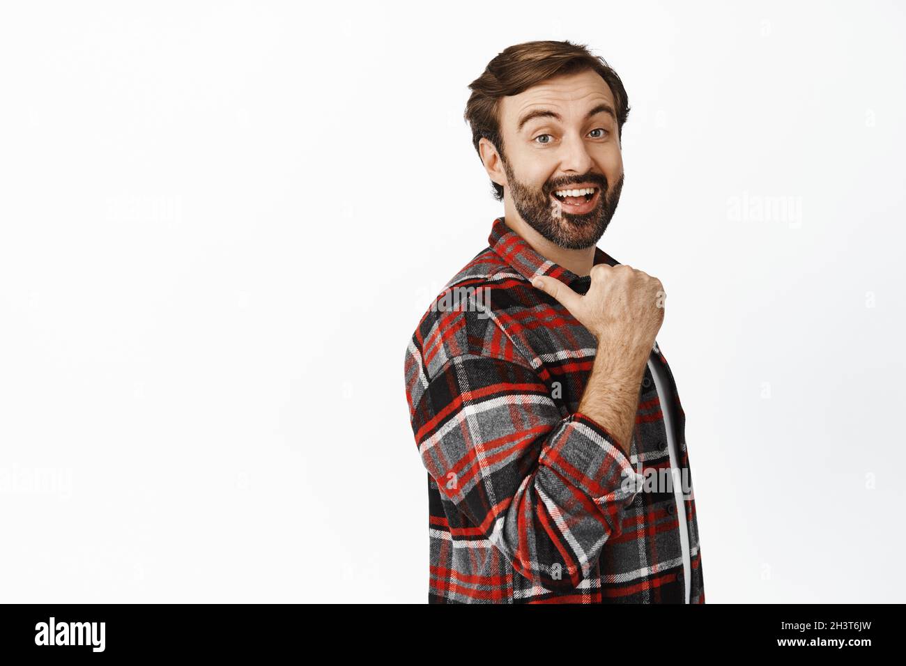 Ein enthusiastisch lächelnder Mann zeigt nach links, zeigt großes Promo-Angebot, Verkauf oder Rabatt im Geschäft und steht auf weißem Hintergrund Stockfoto