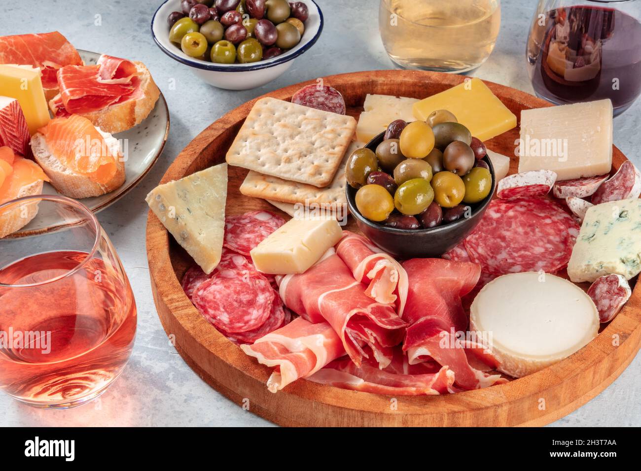 Italienische Antipasti oder spanische Tapas mit Wein. Charcuterie-Platte Stockfotografie