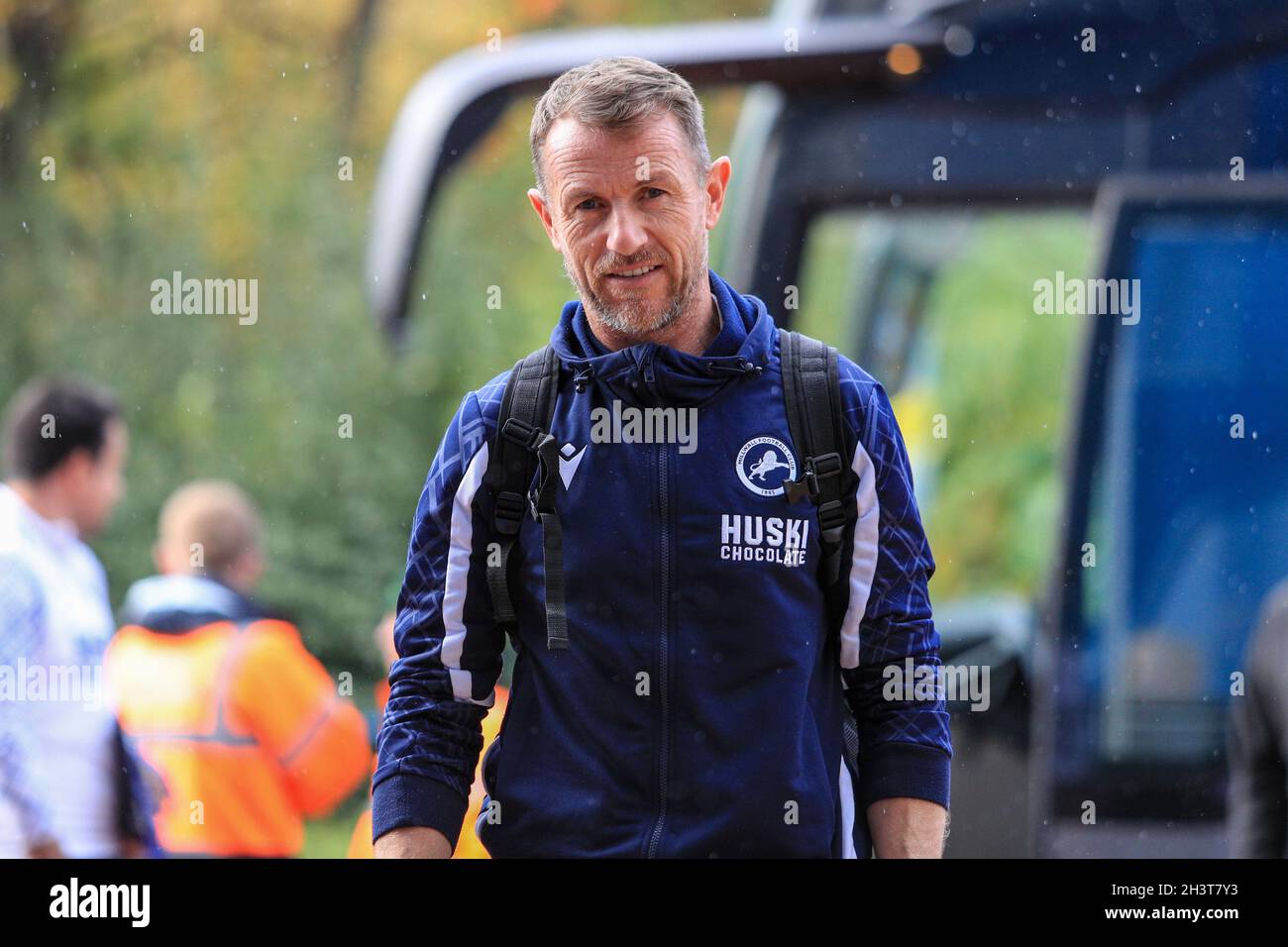 Gary Rowett Manager von Millwall steigt bei der Ankunft im John Smith's Stadium aus dem Mannschaftsbus aus Stockfoto