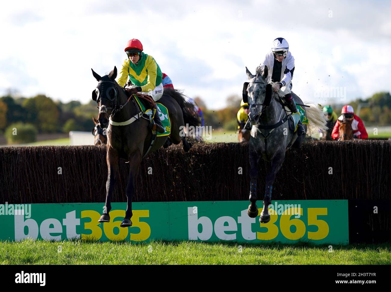 Sizing at Midnight unter dem Jockey Brendan Powell (links) und Road Warrior unter dem Jockey Nathan Moscrop machen beim Rennen in der bet365 Handicap Chase auf der Wetherby Rennbahn eine Hürde. Bilddatum: Samstag, 30. Oktober 2021. Stockfoto