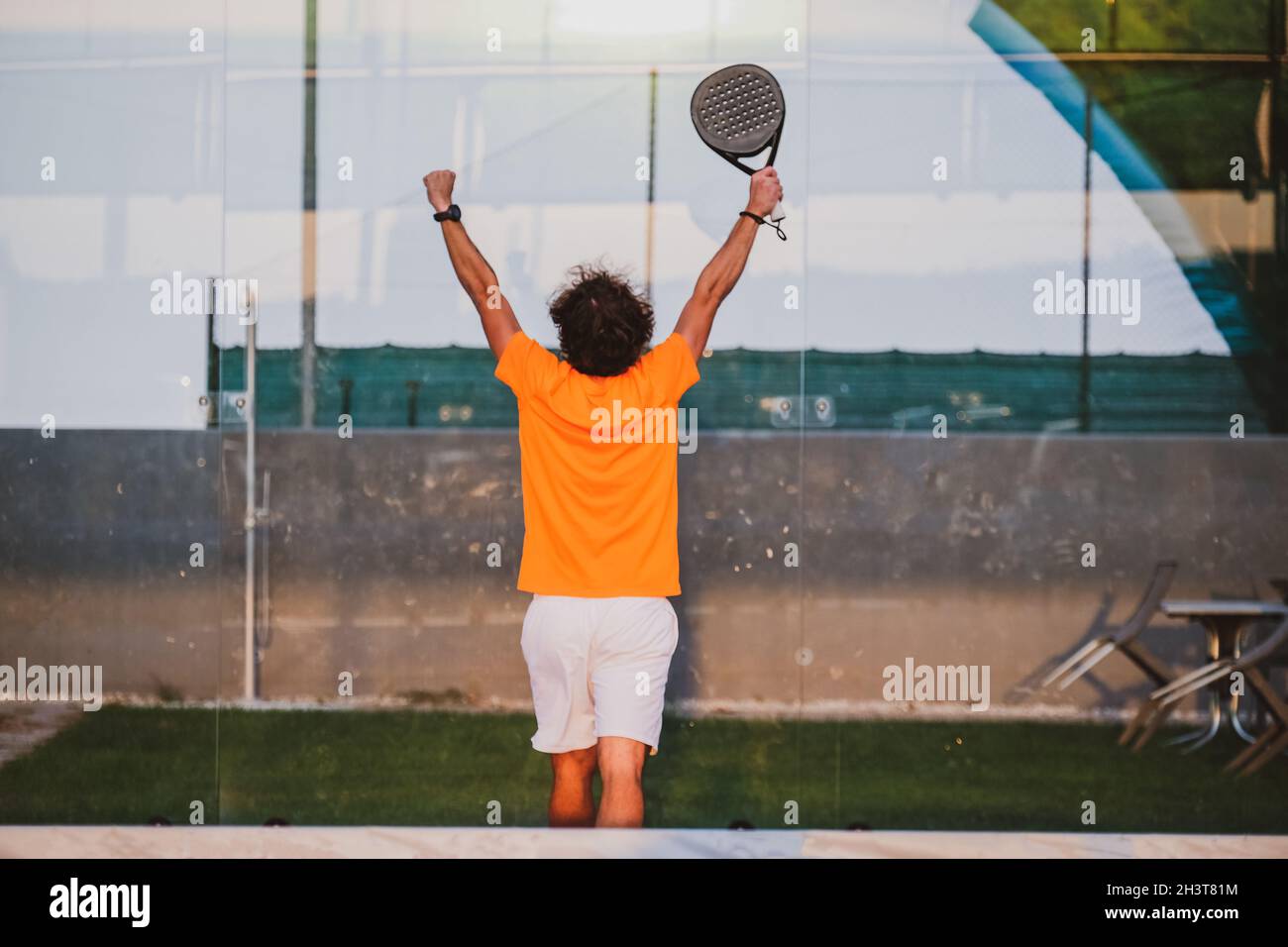 Padel-Spieler jubelte nach dem Gewinn eines Spiels - junger Athlet feiert den Sieg nach gutem Spiel Stockfoto