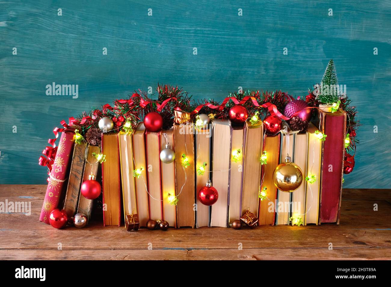 Geben Bücher für weihnachten mit weihnachtsdekoration. Lesen, Literatur, Bildung, Geschenk, Geschenk, christian Urlaub Konzept, kopieren Raum Stockfoto