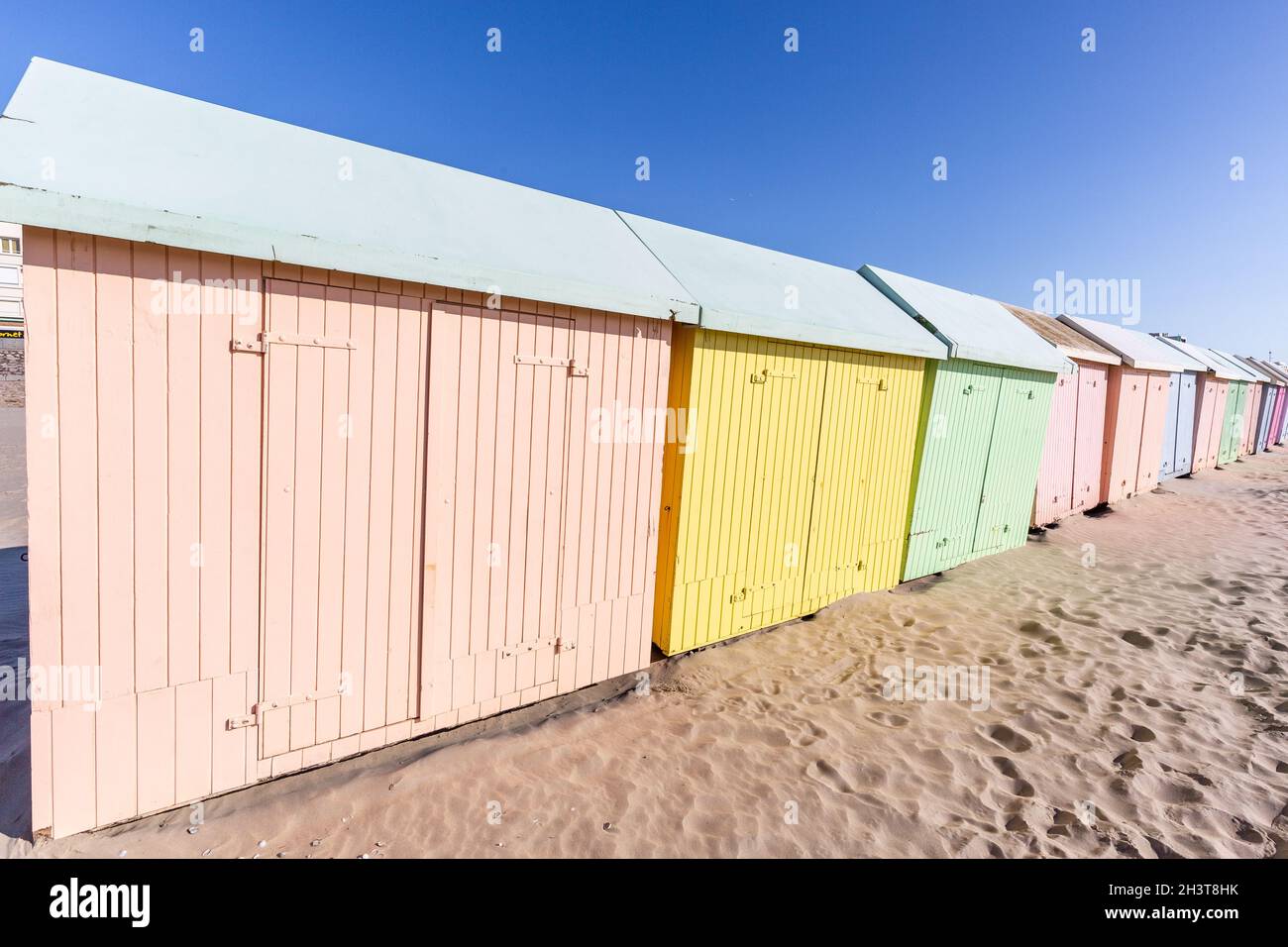 Bunte Strandhütten am Berck-Plage. Opal Coast, Frankreich Stockfoto