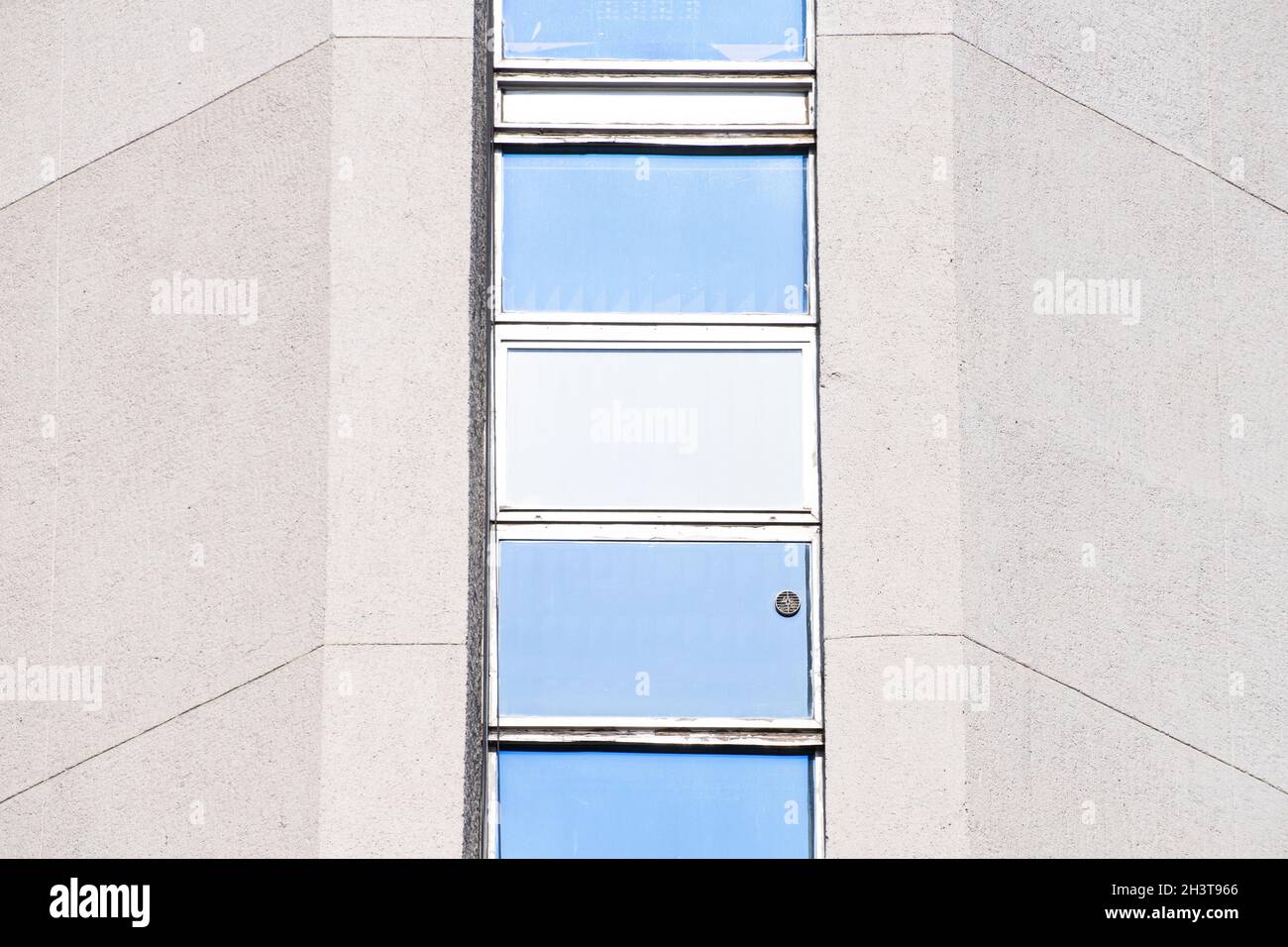 Abstraktes architektonisches Detail eines konkreten Bürogebäudetabschnitts von der isolierten Fassade. Stockfoto