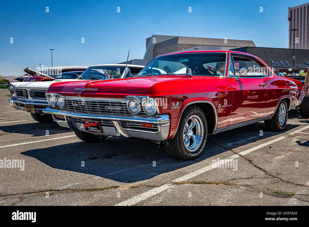 Reno, NV - 4. August 2021: 1965 Chevrolet Impala Coupe auf einer lokalen Automobilmesse. Stockfoto