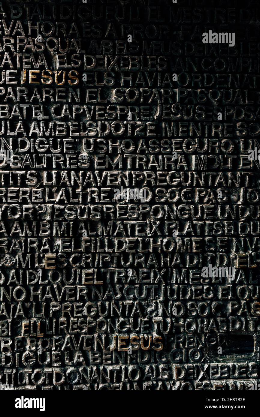 Barcelona, Spanien - 15. Dezember 2019: Detail mit dem Wort Jesus an der Bronzetür der Passionsfassade der Sagrada Familia in Barcelona Stockfoto