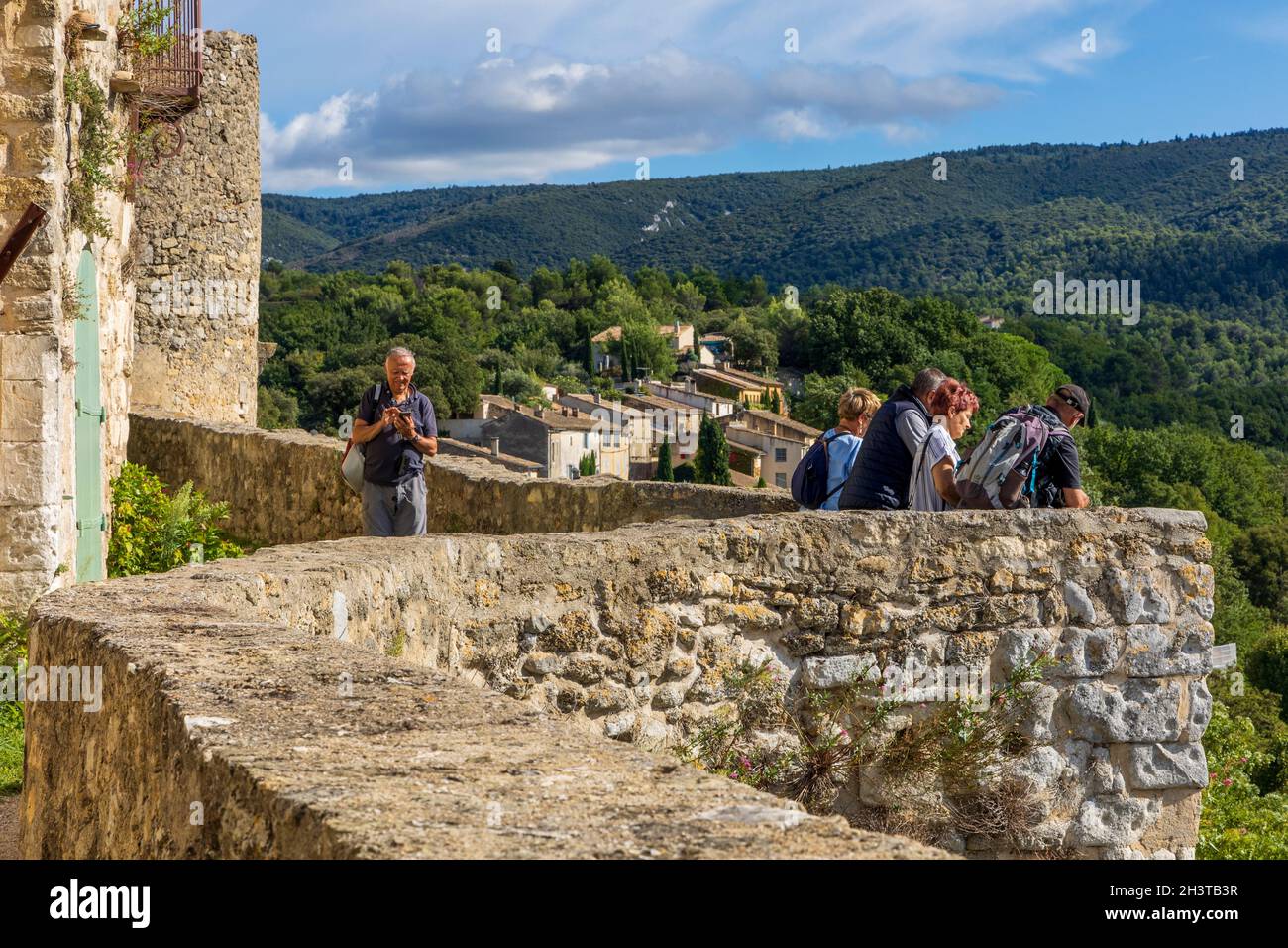 Die Verteidigungsmauer auf dem Hügel. Ménerbes ist eine Gemeinde im Département Vaucluse in der Region Provence-Alpes-Côte d'Azur im Südosten Frankreichs. Stockfoto