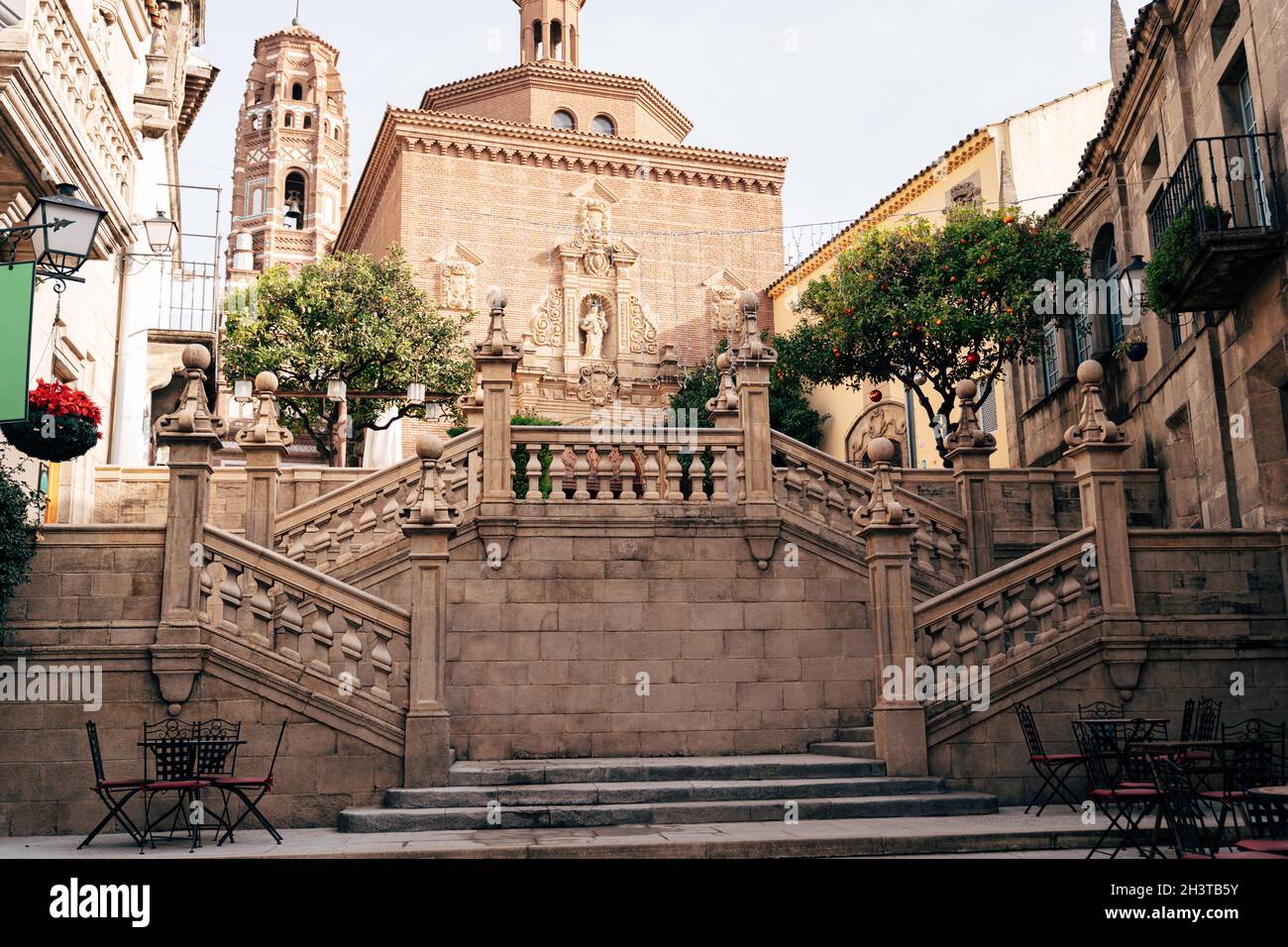 Treppe, die zur Kathedrale von St. James in der Stadt Santiago de Compostela in Galicien führt, gegen den Turm der Kirche von Santa M. Stockfoto