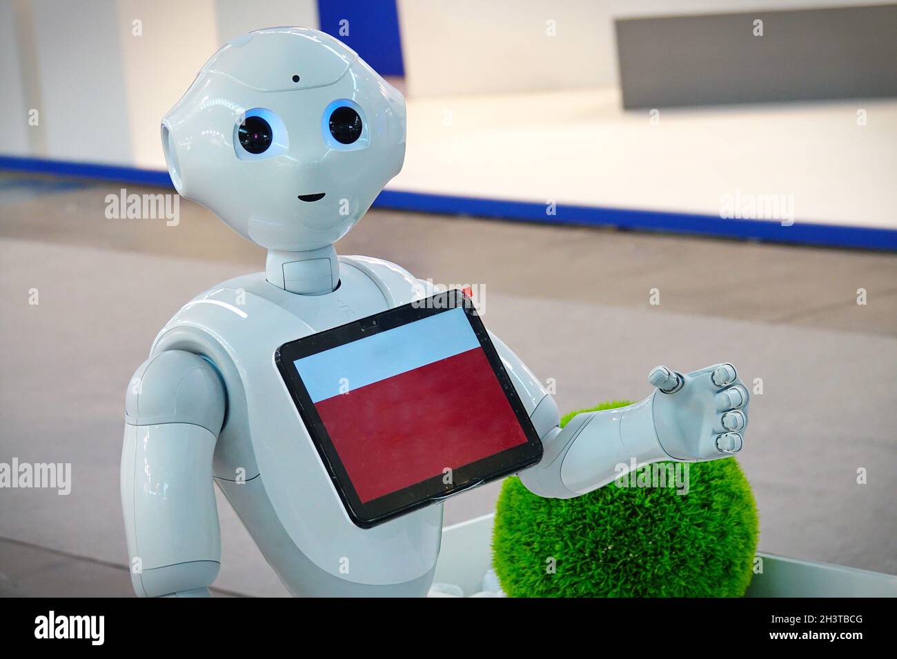 „Pepper“-Roboterassistent mit Informationsbildschirm, der Informationen zur Verfügung stellen muss. Mailand, Italien - Oktober 2021 Stockfoto