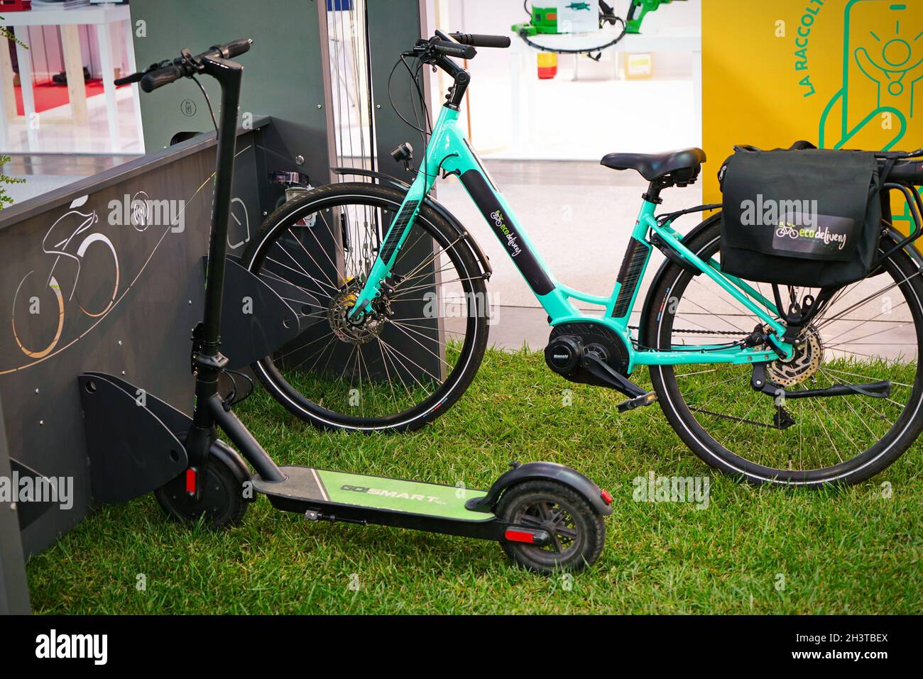 Parkmöglichkeiten für Elektroroller und Fahrräder in Smart Cities. Rimini, Italien - Oktober 2021 Stockfoto