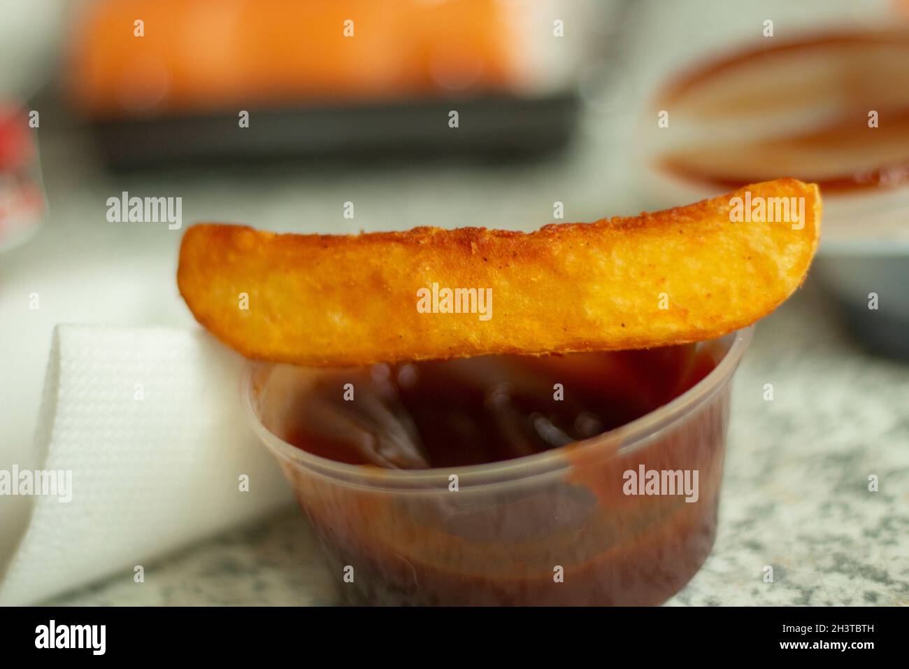 Kartoffeln mit Sauce. Lebensmittel mit Ketchup. Bratkartoffeln zum Mittagessen. Fetthaltige Lebensmittel. Fastfood zu Hause. Stockfoto