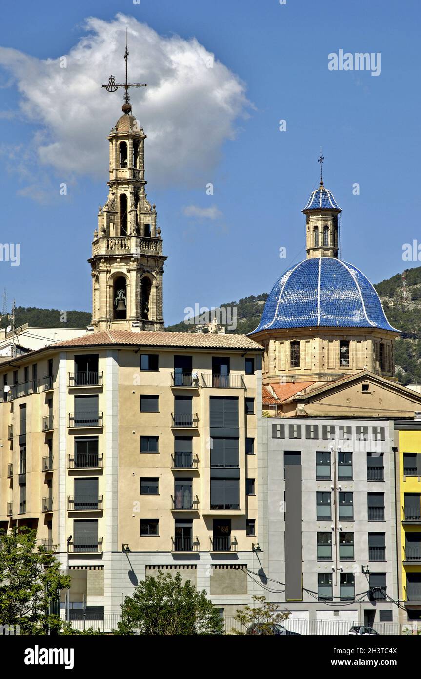 Blick auf die Stadt mit der Kirche von Alcoy, Alicante - Spanien Stockfoto