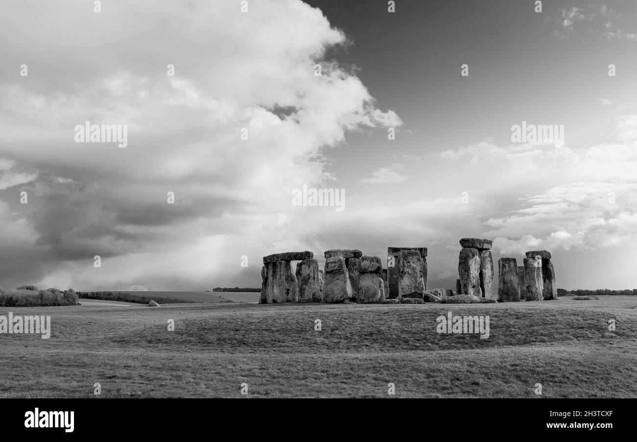 Stonehenge, prähistorisches Monument, umgeben von Grasland und unter wolkig-sonnigen Winterhimmen und ohne Menschen in Amesbury, Wiltshire, Großbritannien. Stockfoto