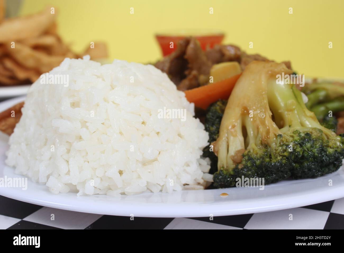 Broccoli mit Rindfleisch und Eierrolle auf dem Teller im chinesischen Restaurant Stockfoto