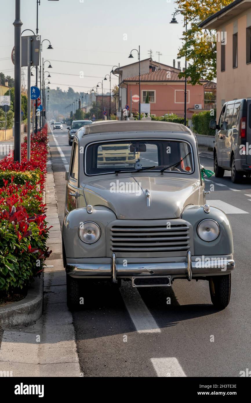Ein antikes italienisches Modell des Fiat 500 Topolino Giardinetta, das an einer Stadtstraße geparkt ist Stockfoto