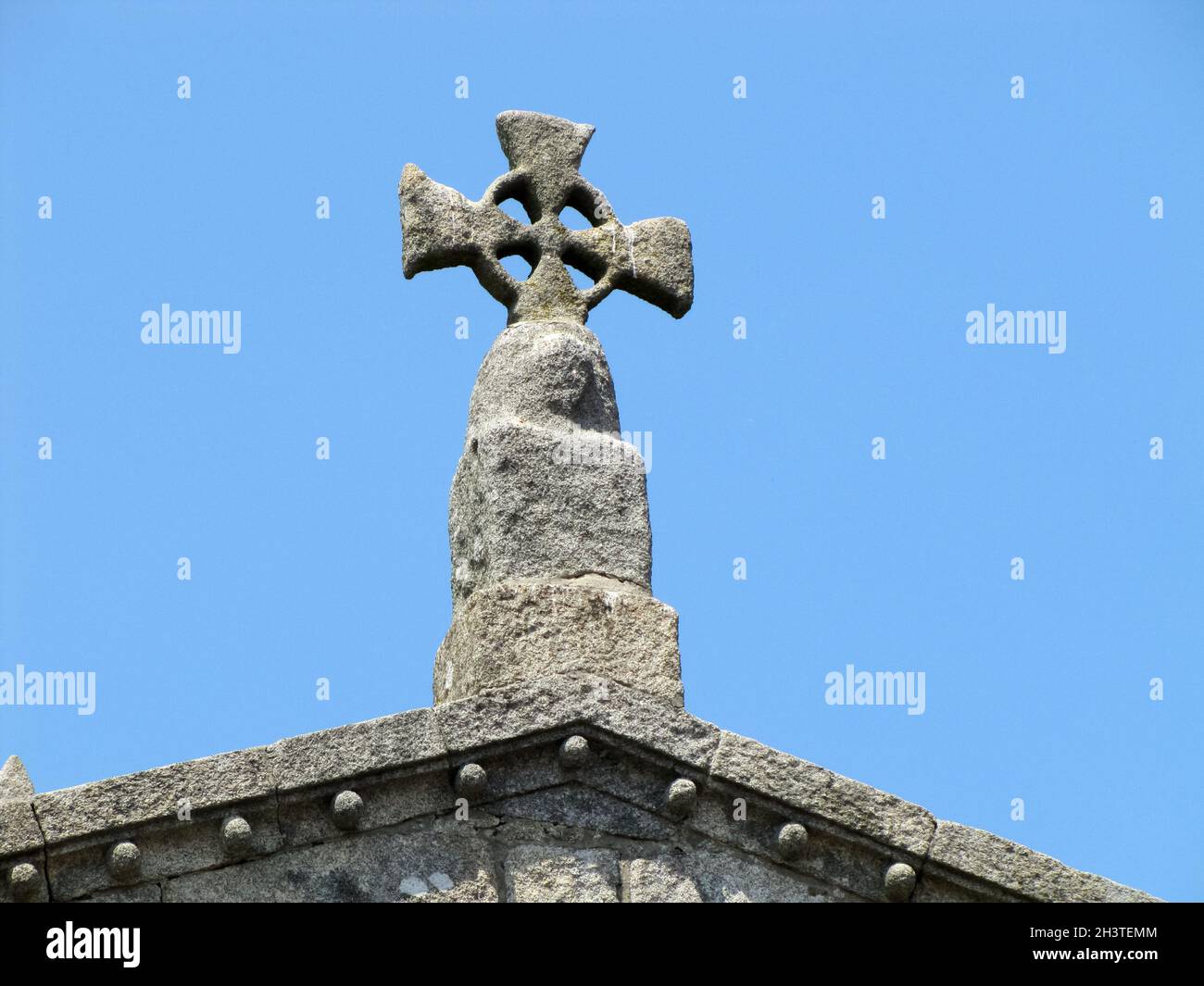 Steinkreuz auf dem Dach des Gebäudes. Porto Portugal. Stockfoto
