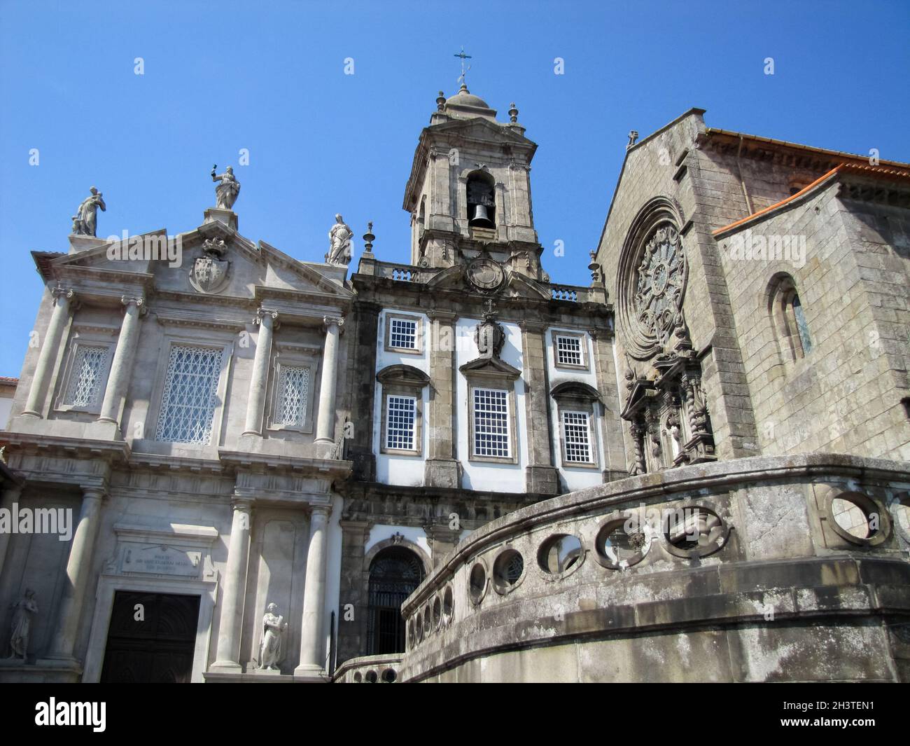 Architektur einer christlich-katholischen Kathedrale im stolzen Porto, Portugal. Stockfoto